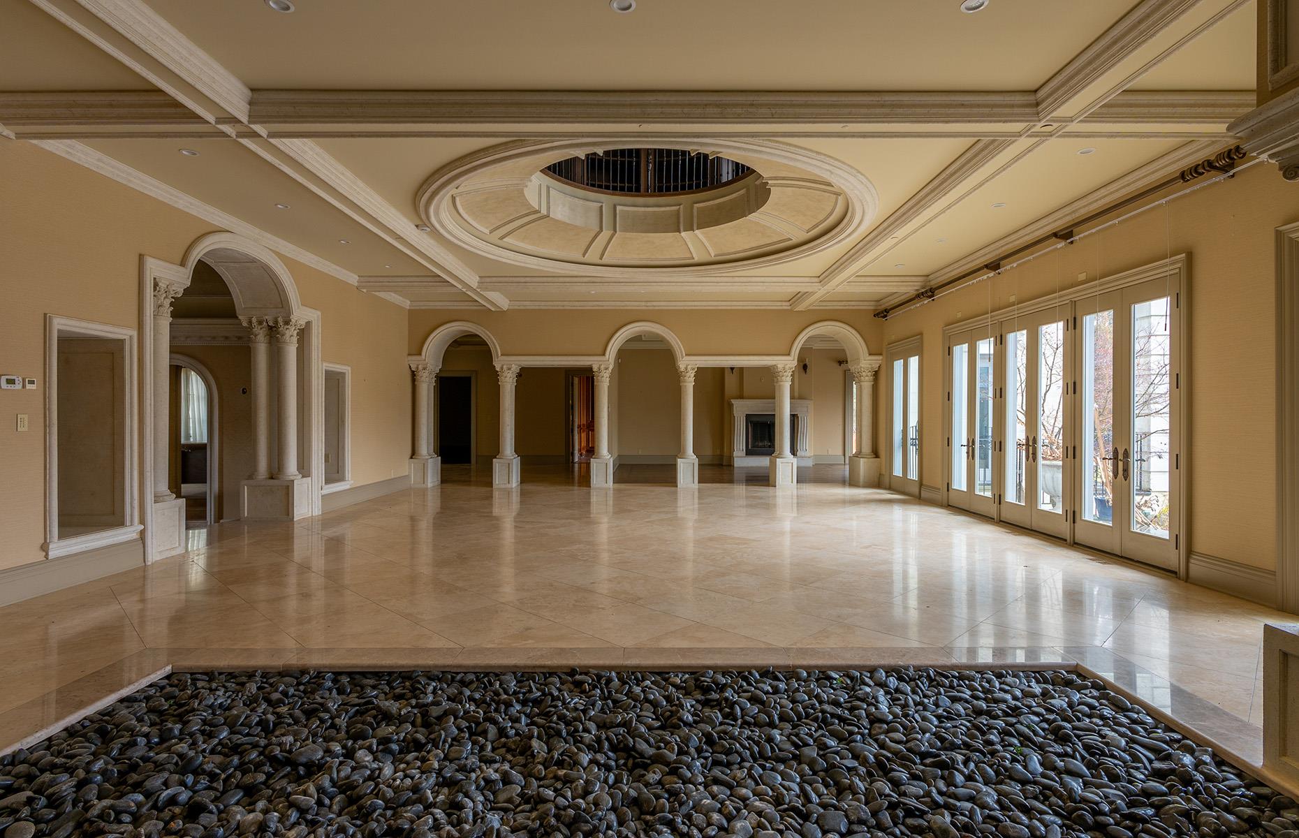 French-style château: palatial decoration