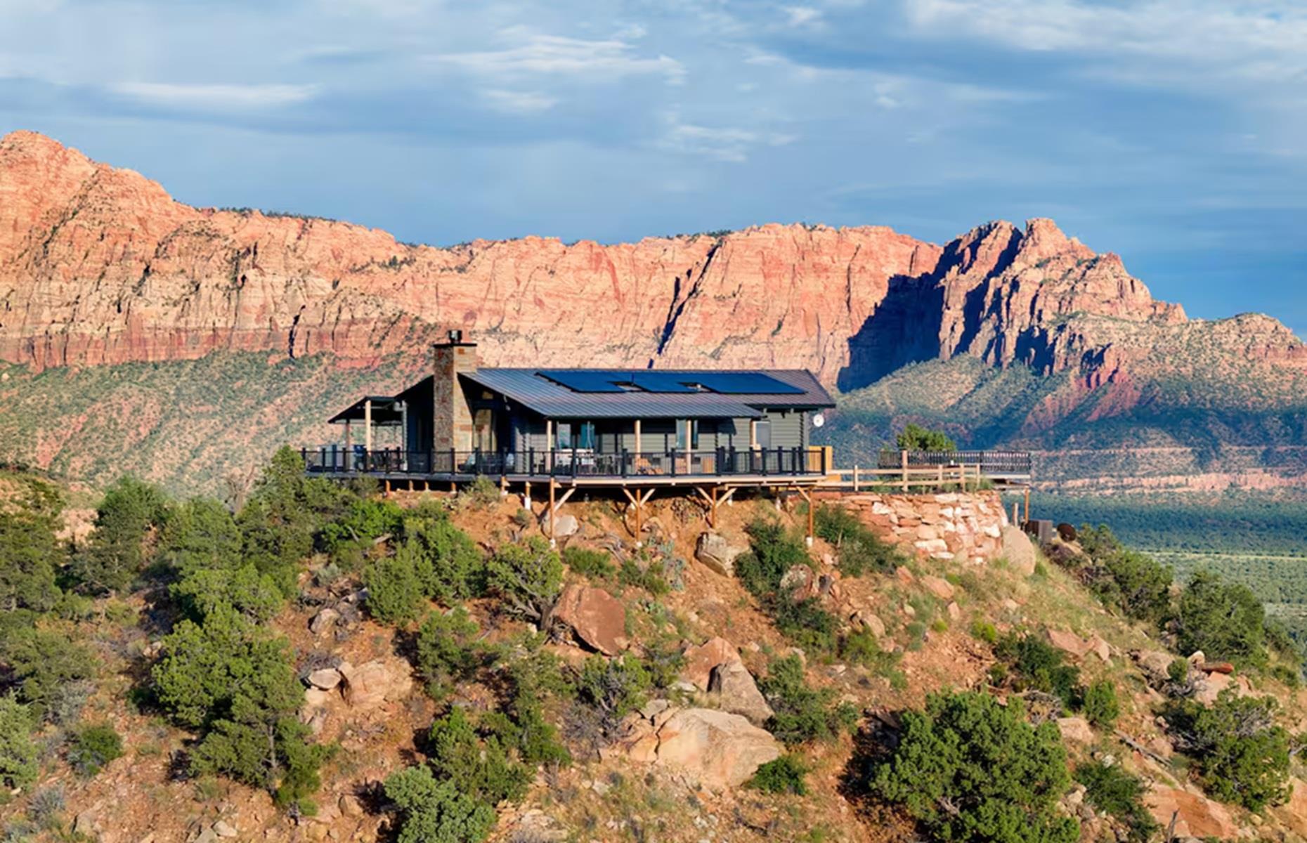 Mountaintop lodge, Utah, USA