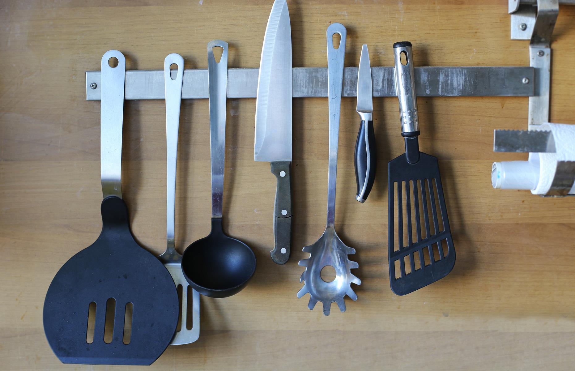 Storing utensils