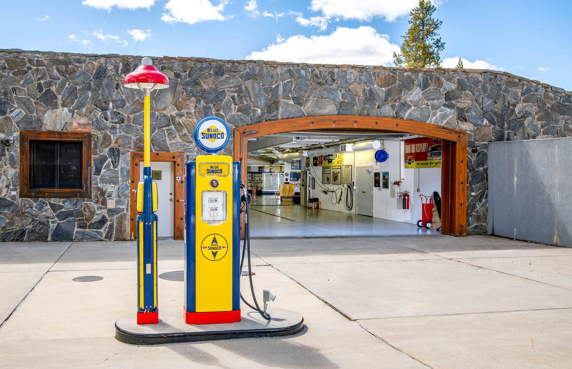 Luxurious lodge and show garage, Montana, USA