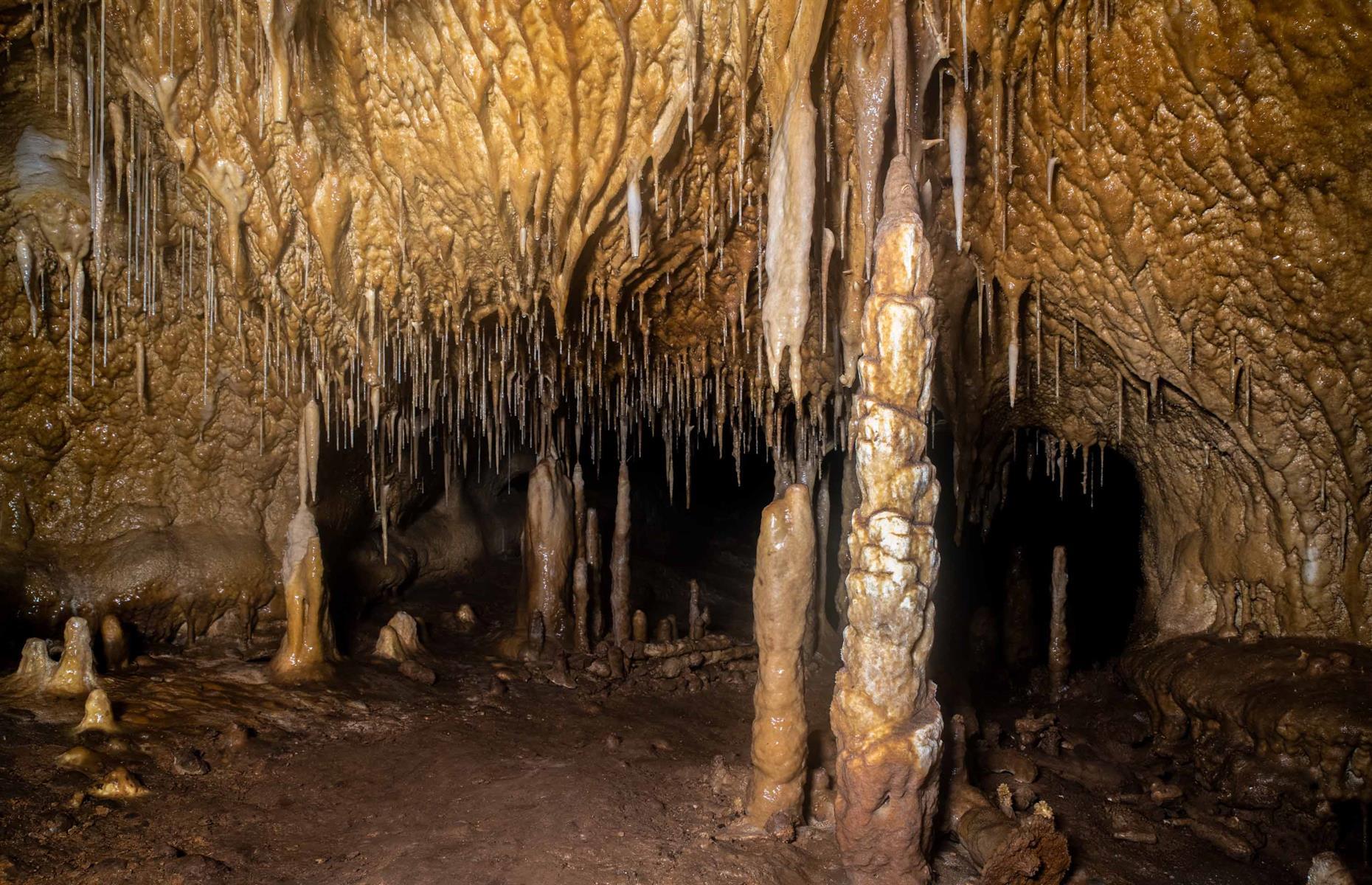 Höhle mit unheimlichen Kratzspuren, Murcia, Spanien