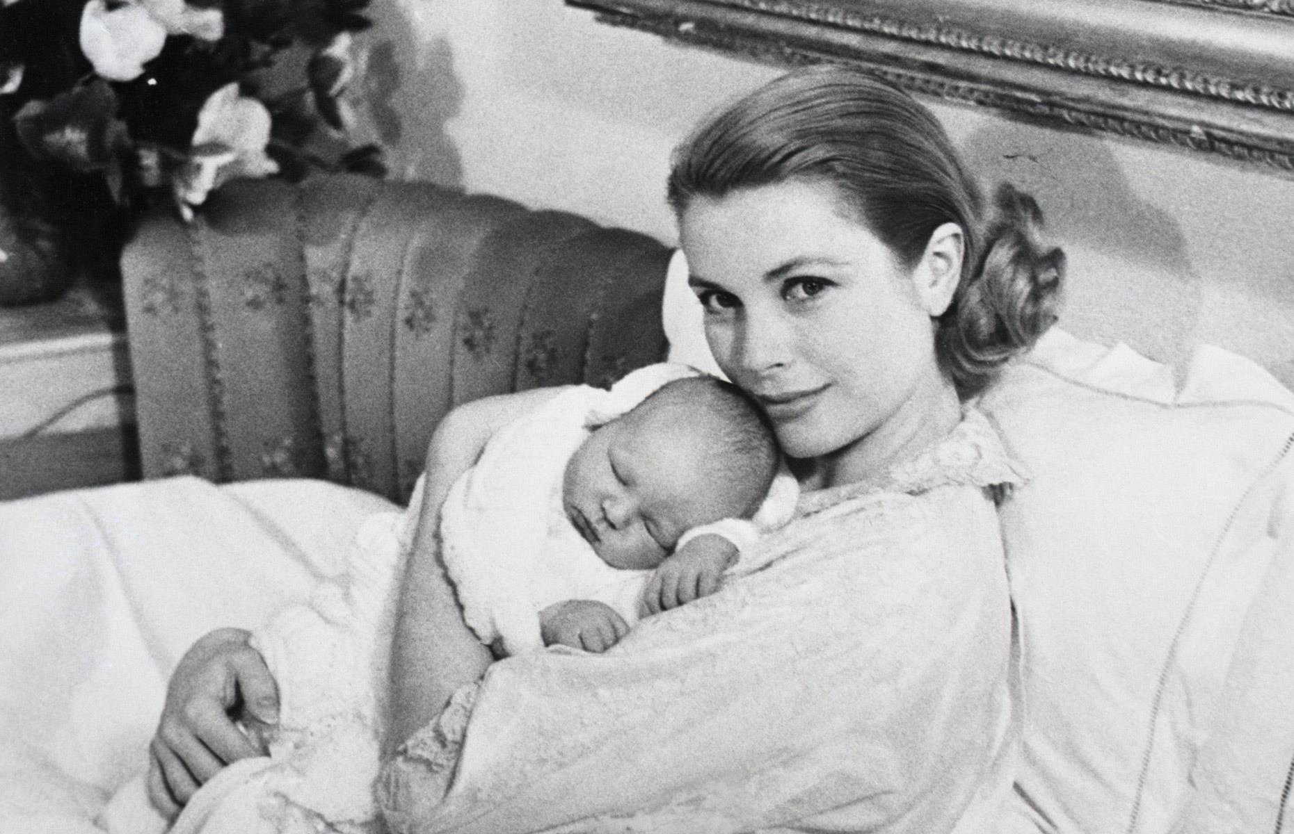 1958: La princesa Grace sostiene a su hijo recién nacido, Alberto, en Montecarlo, Mónaco.