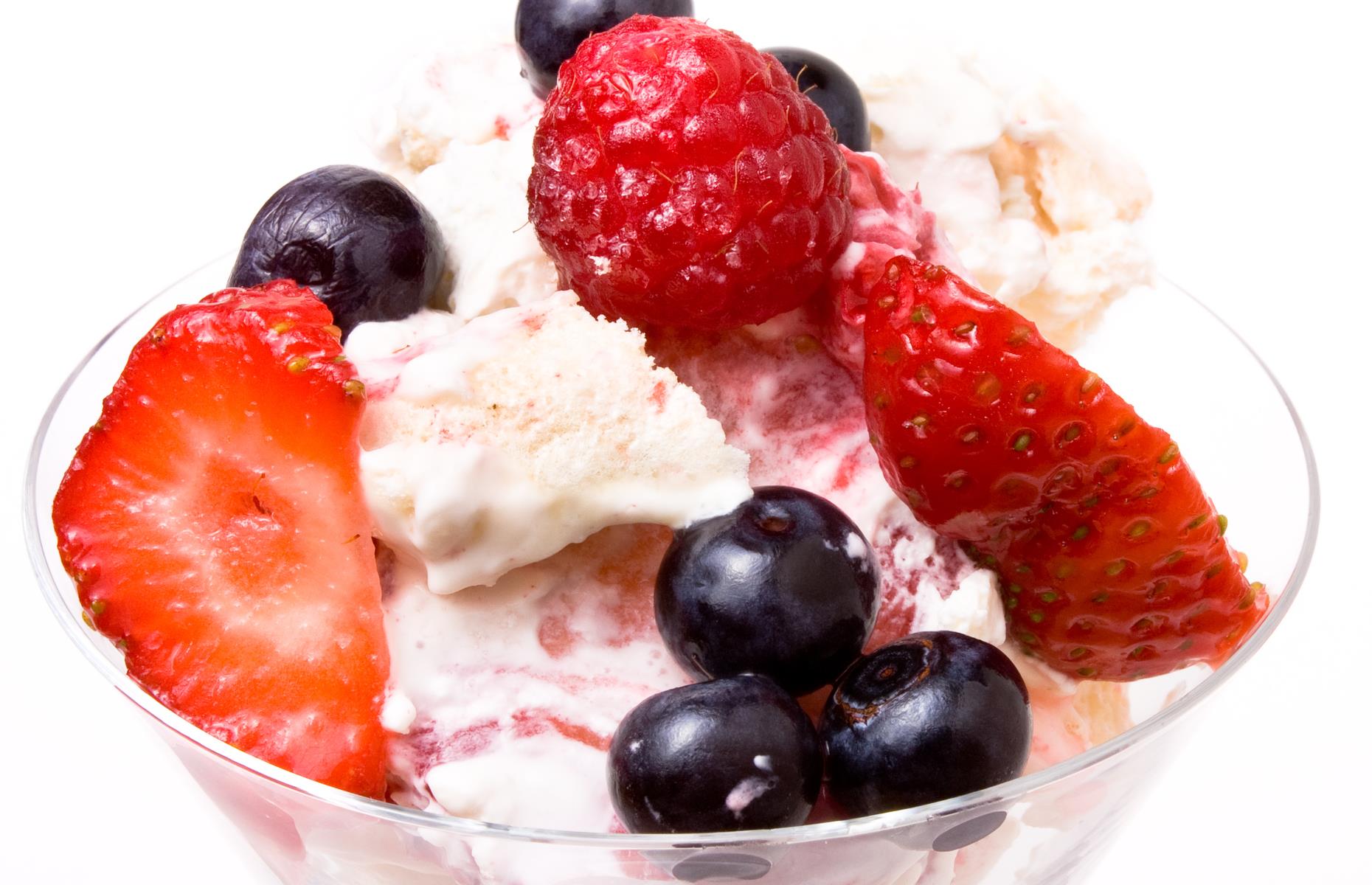 Greek yogurt Eton mess (191 calories per bowl)
