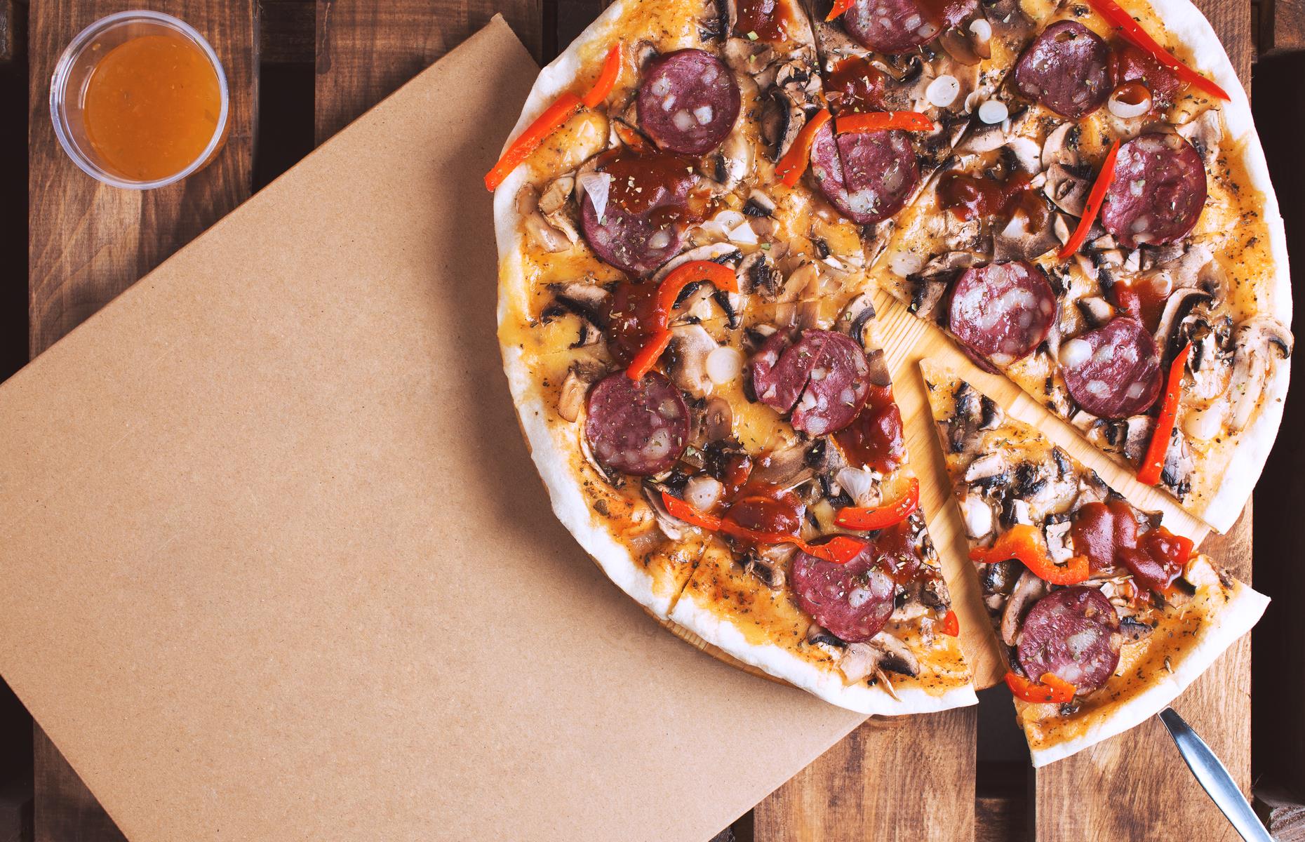 Make plates from the pizza box