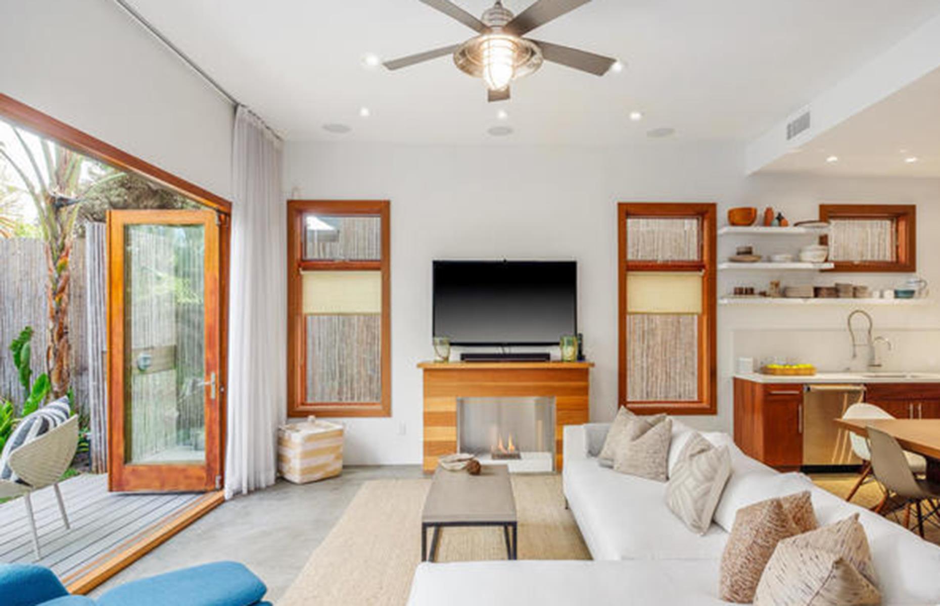 Cher's Venice Beach apartment 