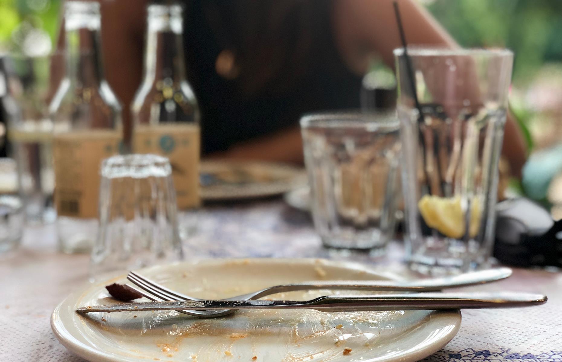 Dinner finished. ужин с семьей. семья за столом. китайский стол с едой. этикет обеда.
