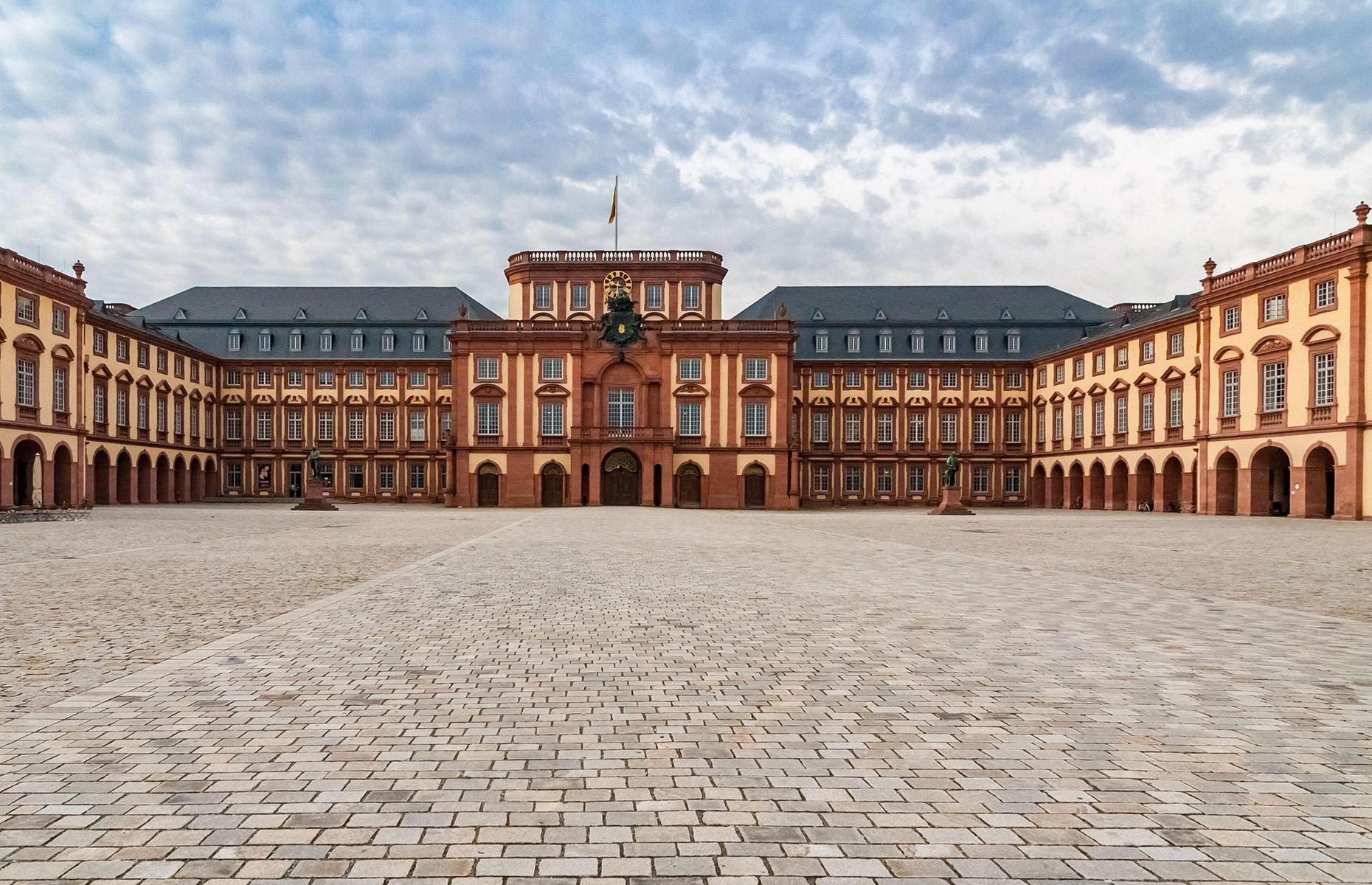 Mannheim Palace: 645,835 sqft (60k sqm), Germany