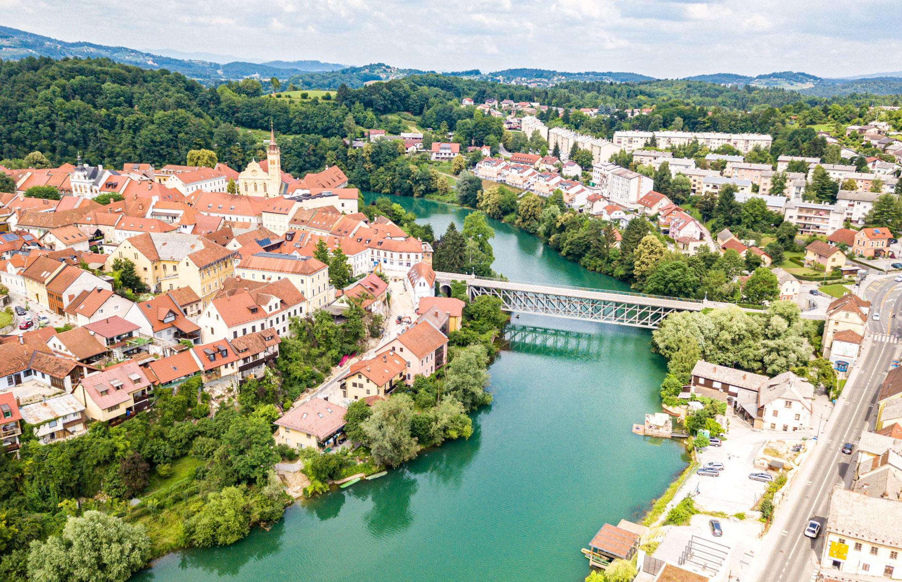 Ново место словения. Novo mesto Словения. Река КРКА Словения. Река КРКА В Ново место в Словении. Ново место Словения фото.