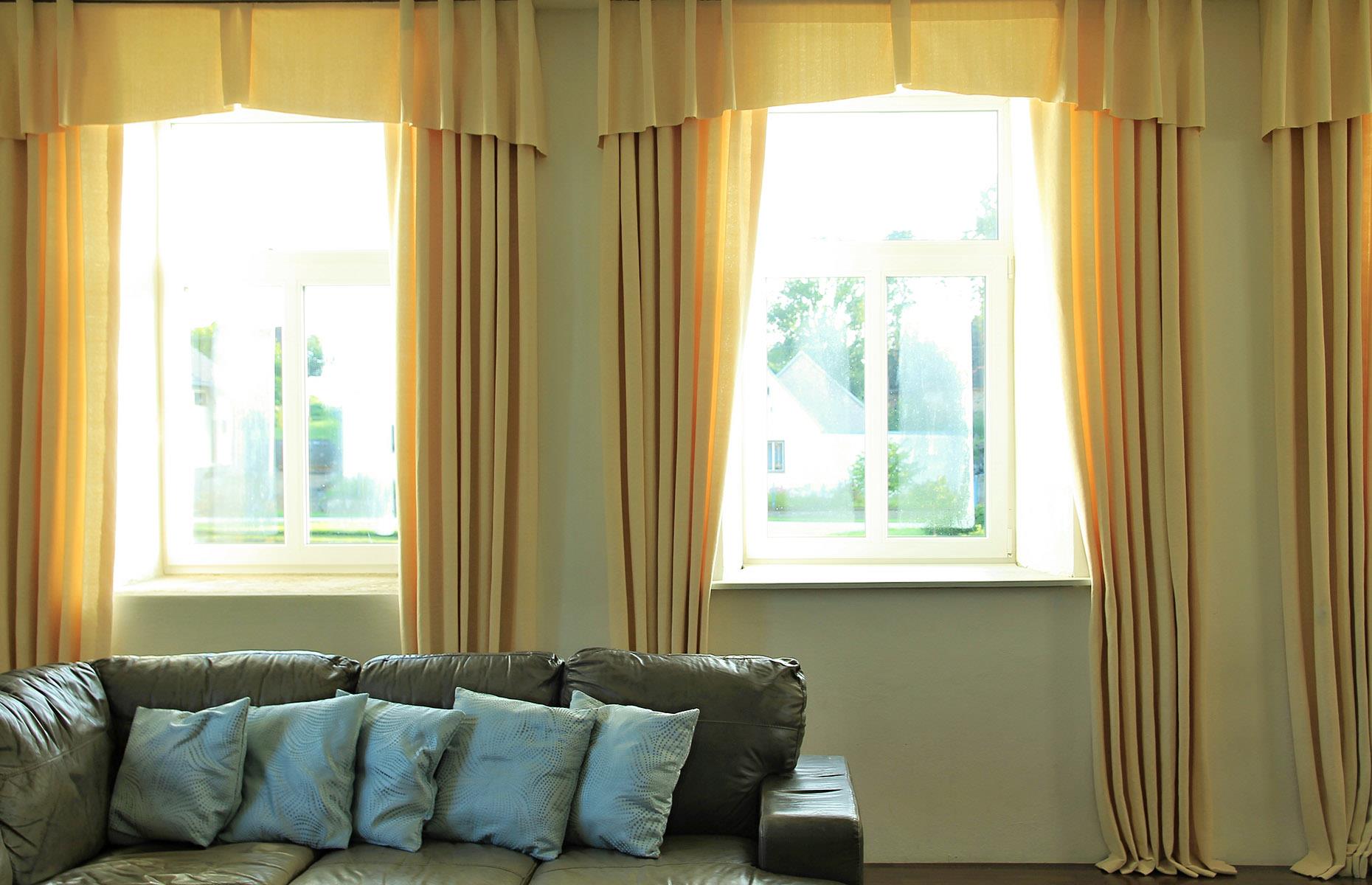 Curtains with pelmets