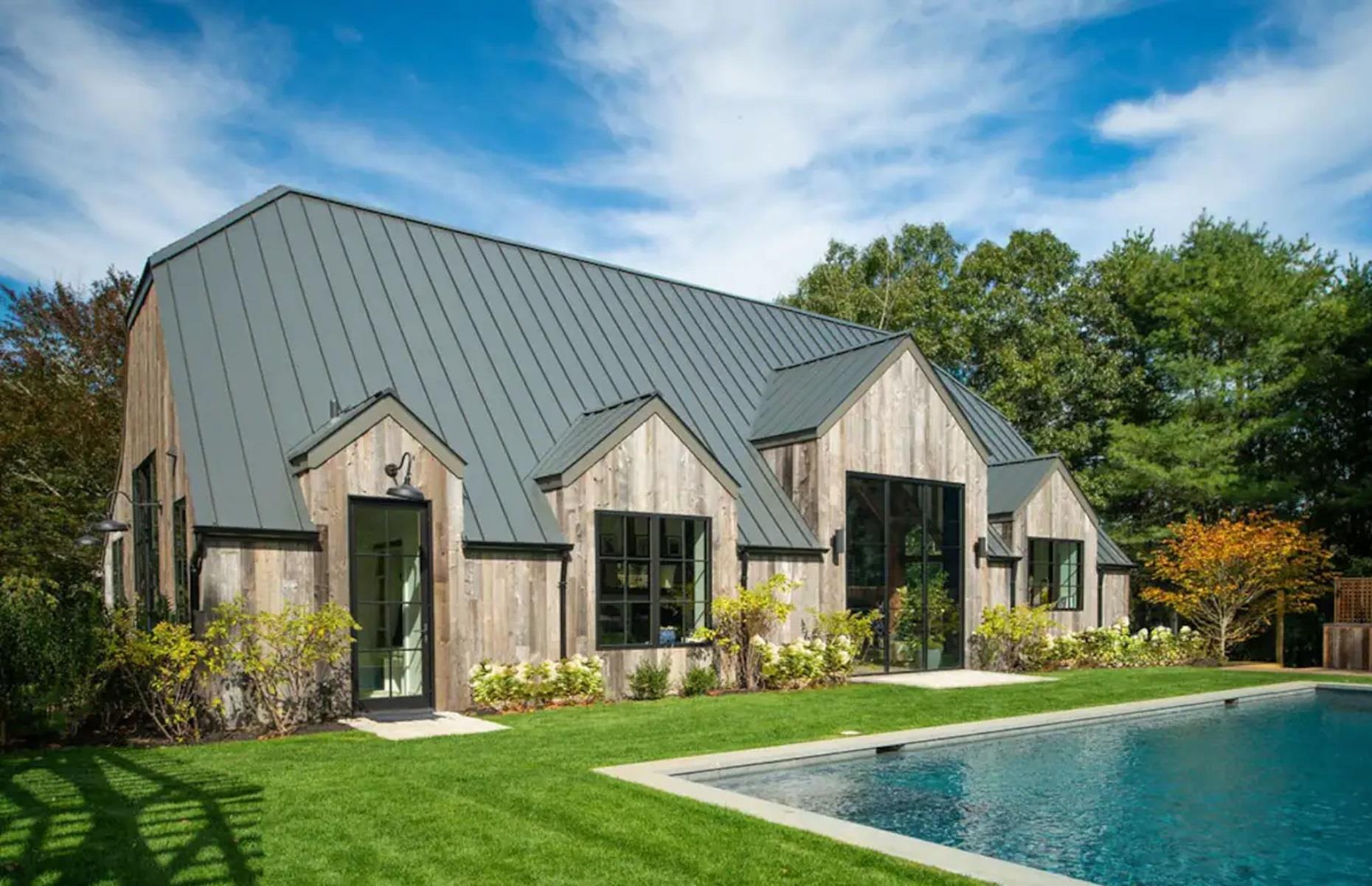 400-year-old English barn, New York, USA