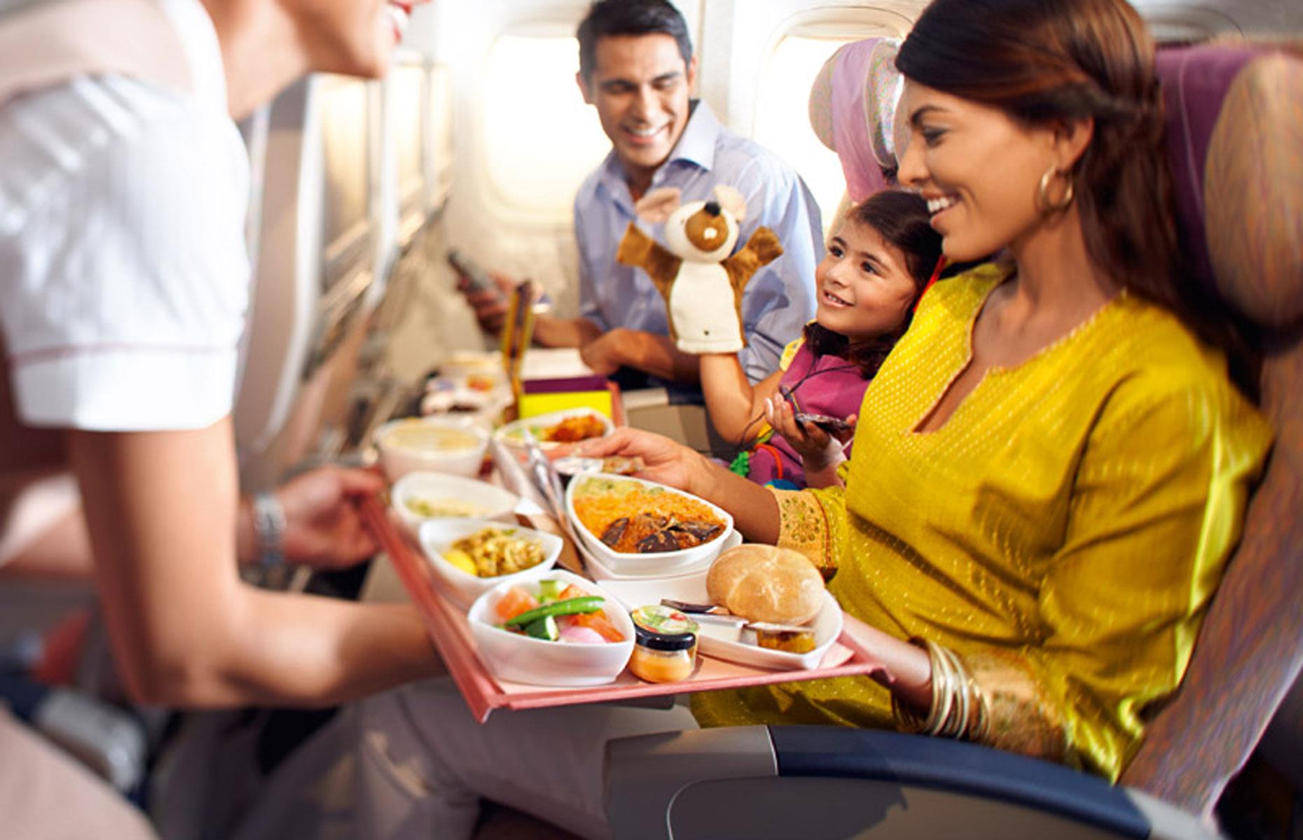 Обед в самолете. Еда в самолете. Еда на борту самолета. Обед на борту самолета.