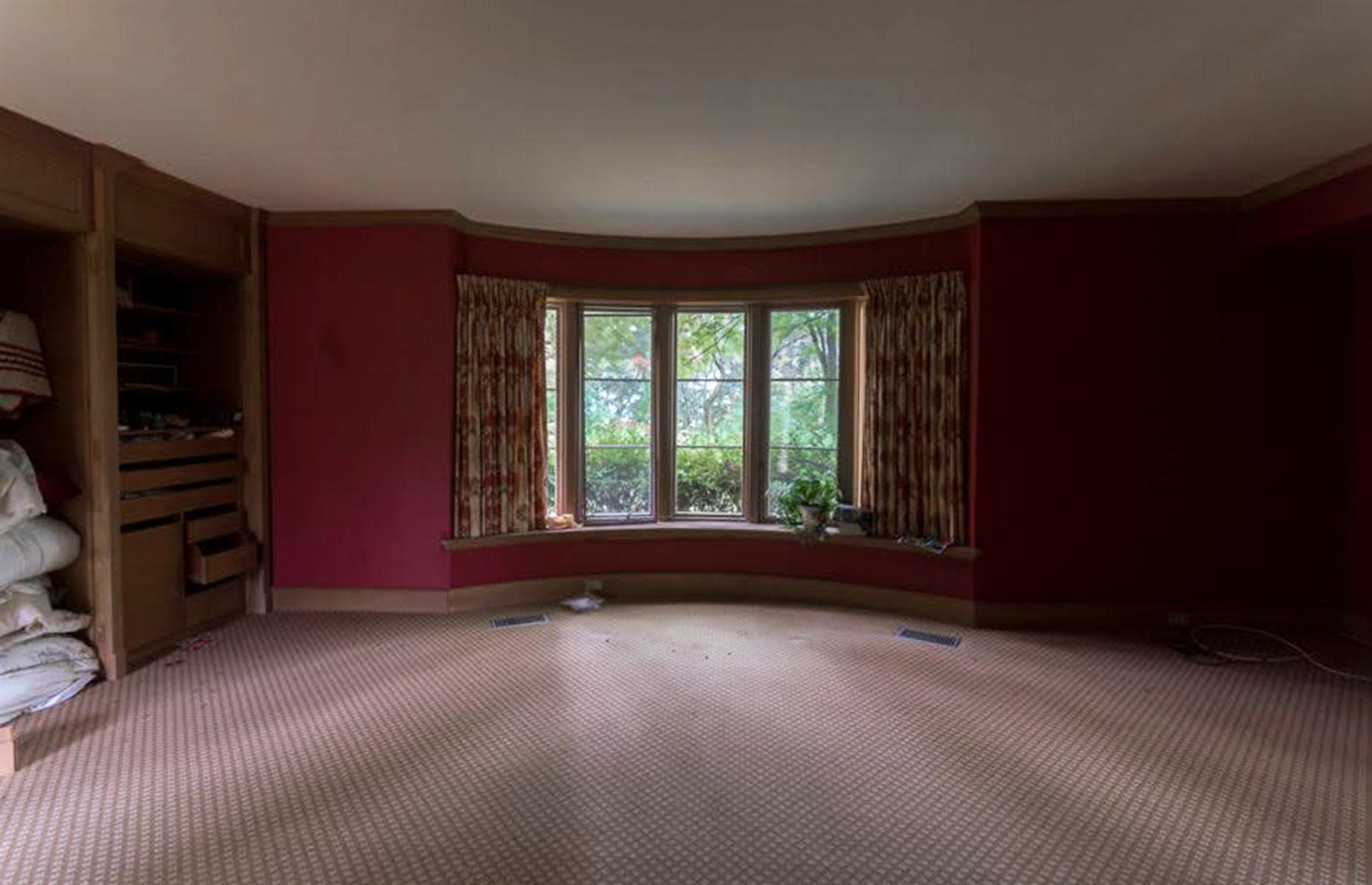 70s-style bedroom