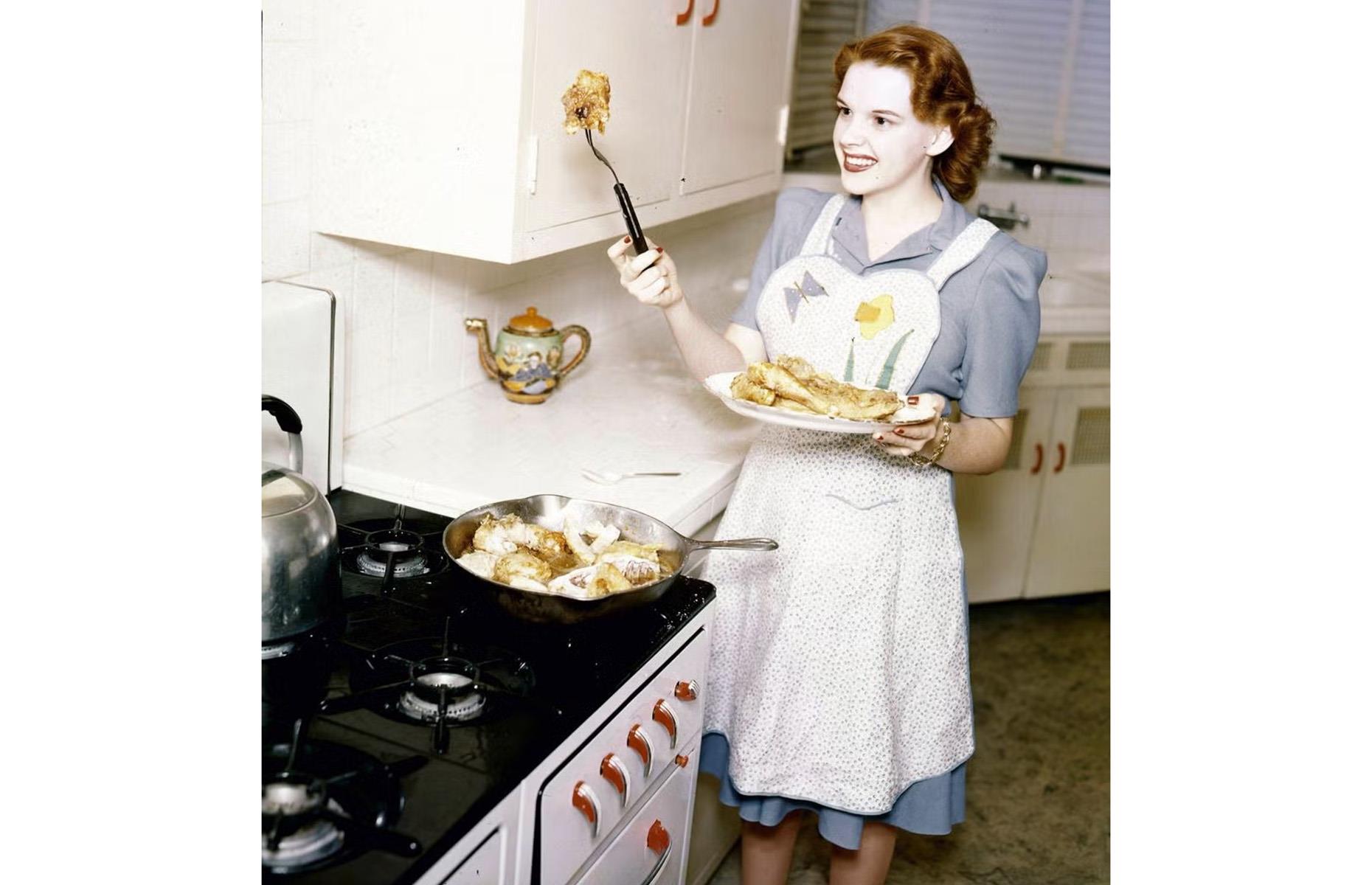 Judy Garland cooks pancakes