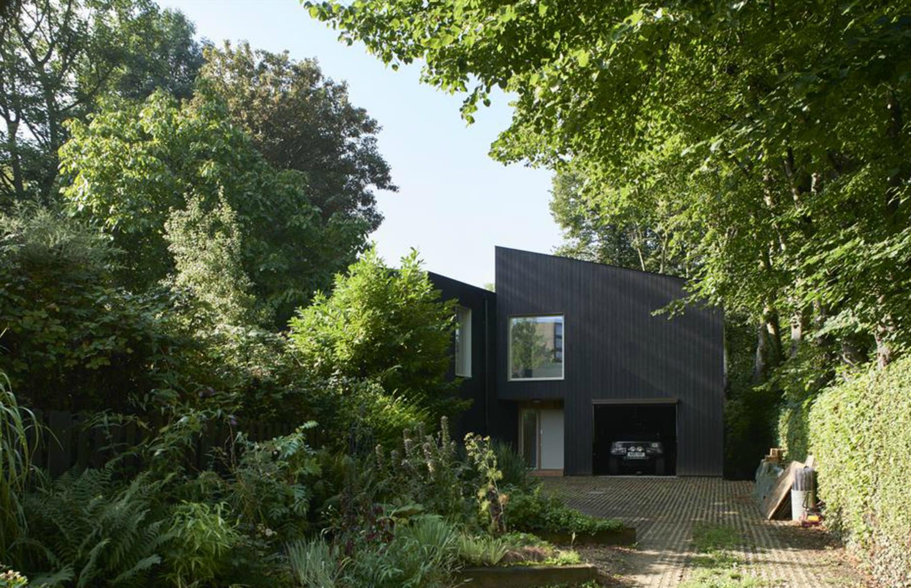Woodland retreat: high-tech and eco-friendly