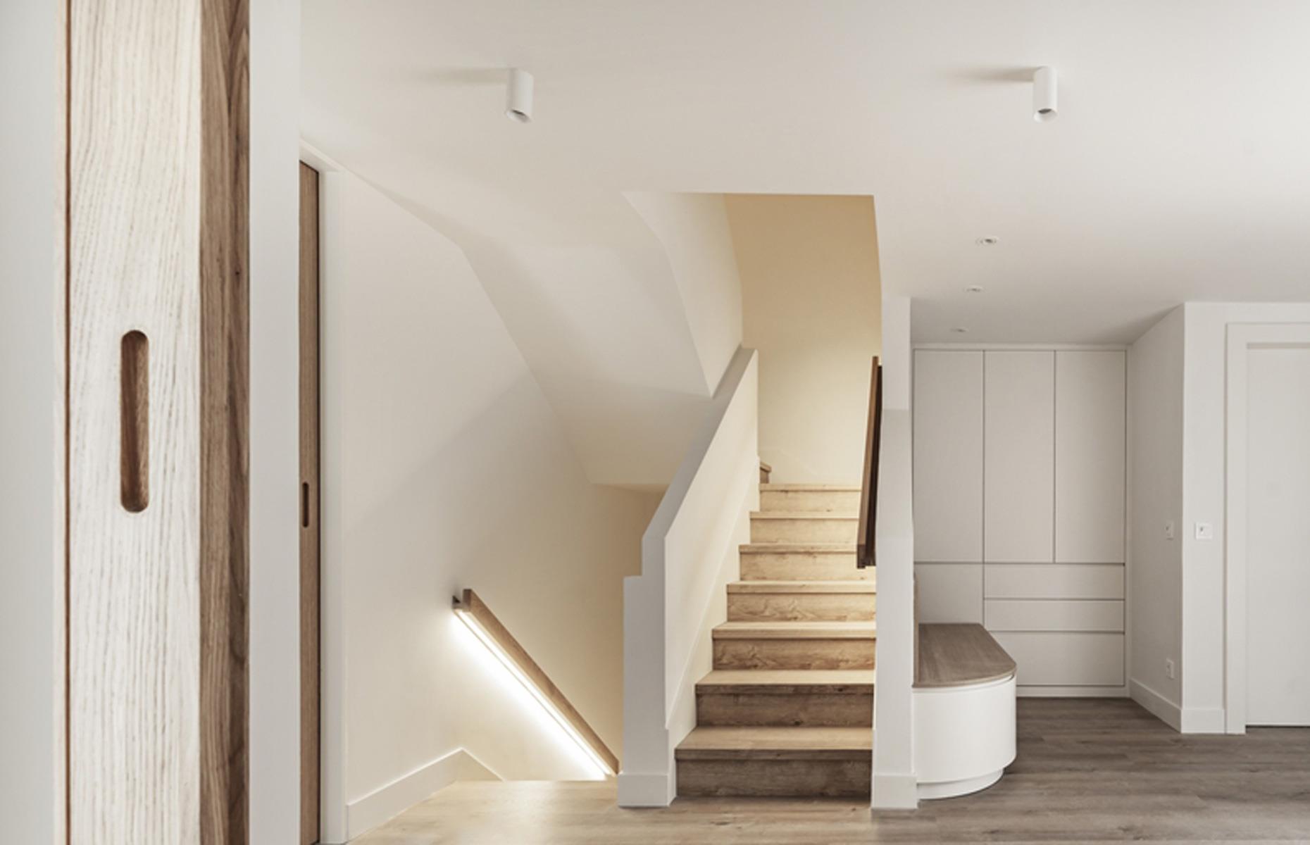 Accentuate handrails