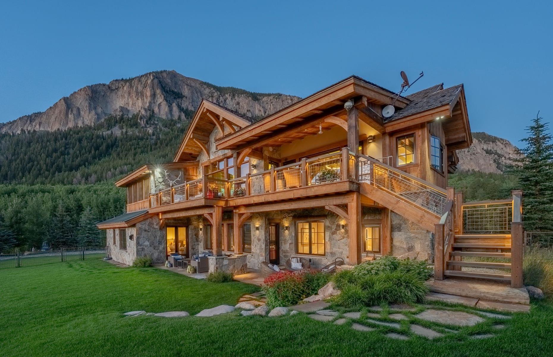 Contemporary mountain retreat: striking exterior