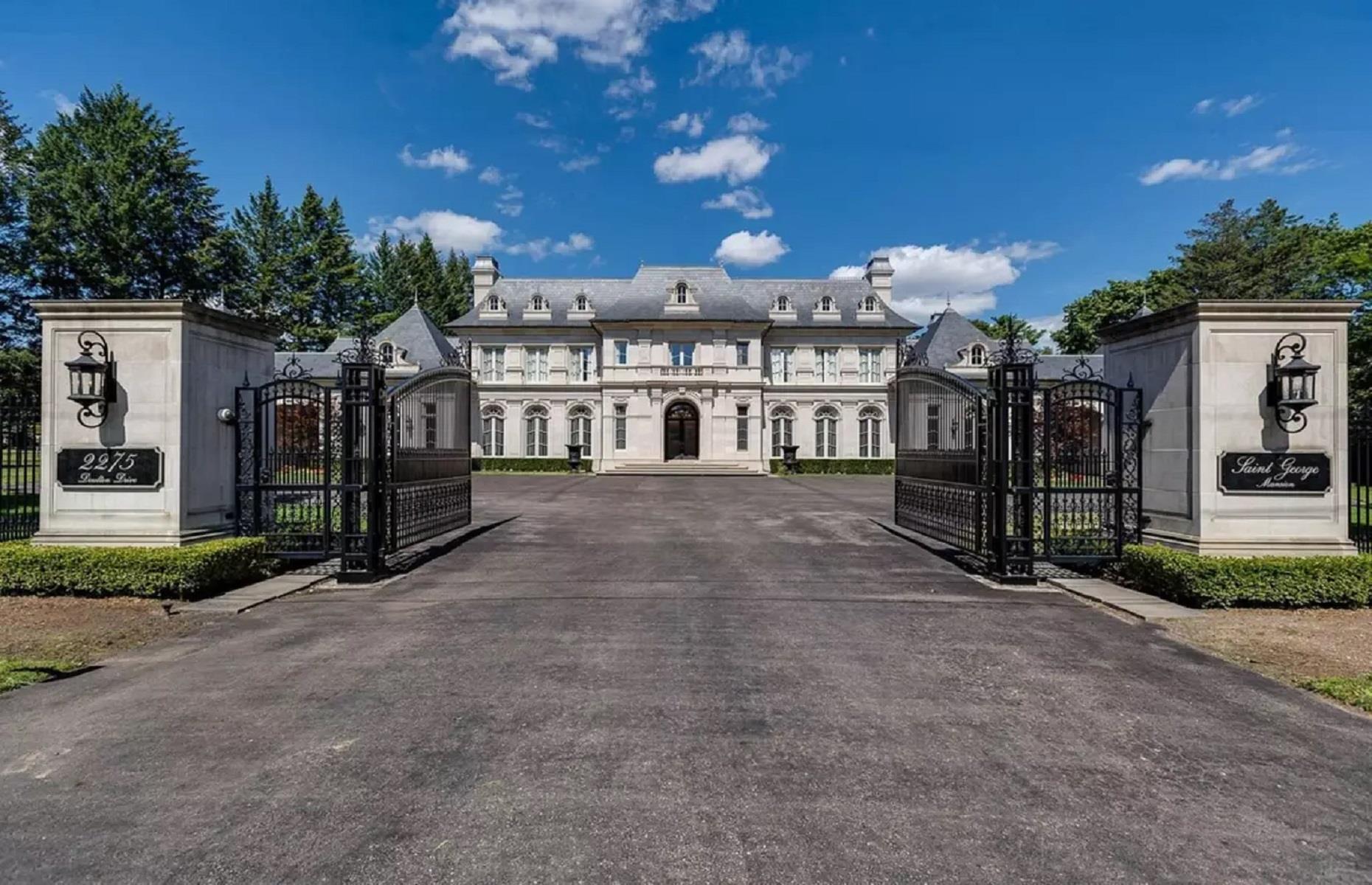 Saint George Manor, Mississauga, Ontario