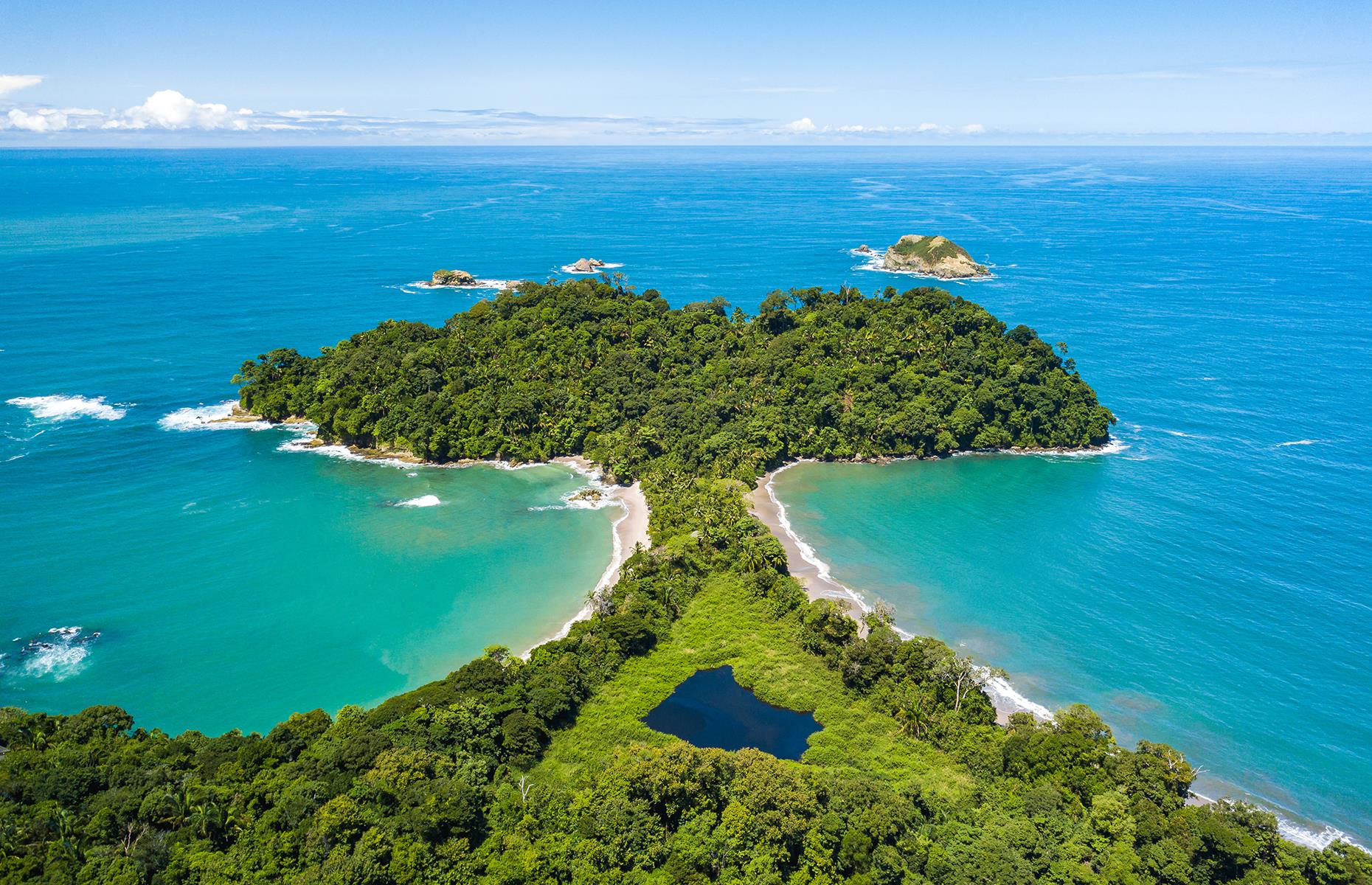 Costa Rica: to enjoy national parks by the sea
