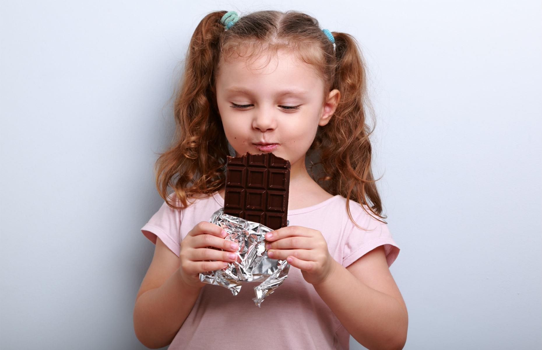 Мальчик с шоколадкой. Шоколадки для детей. Девочка ест шоколад. Шоколадные конфеты для детей.