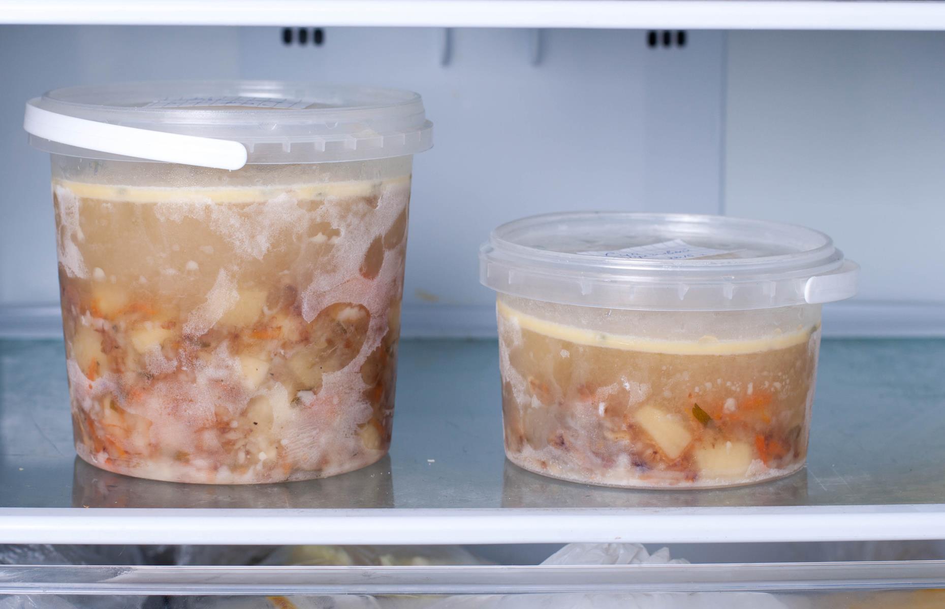 Можно горячий суп ставить в холодильник. Контейнеры для заморозки супа в морозилке. Суп в морозилке. Замороженный бульон контейнерах. Супы в заморозке.