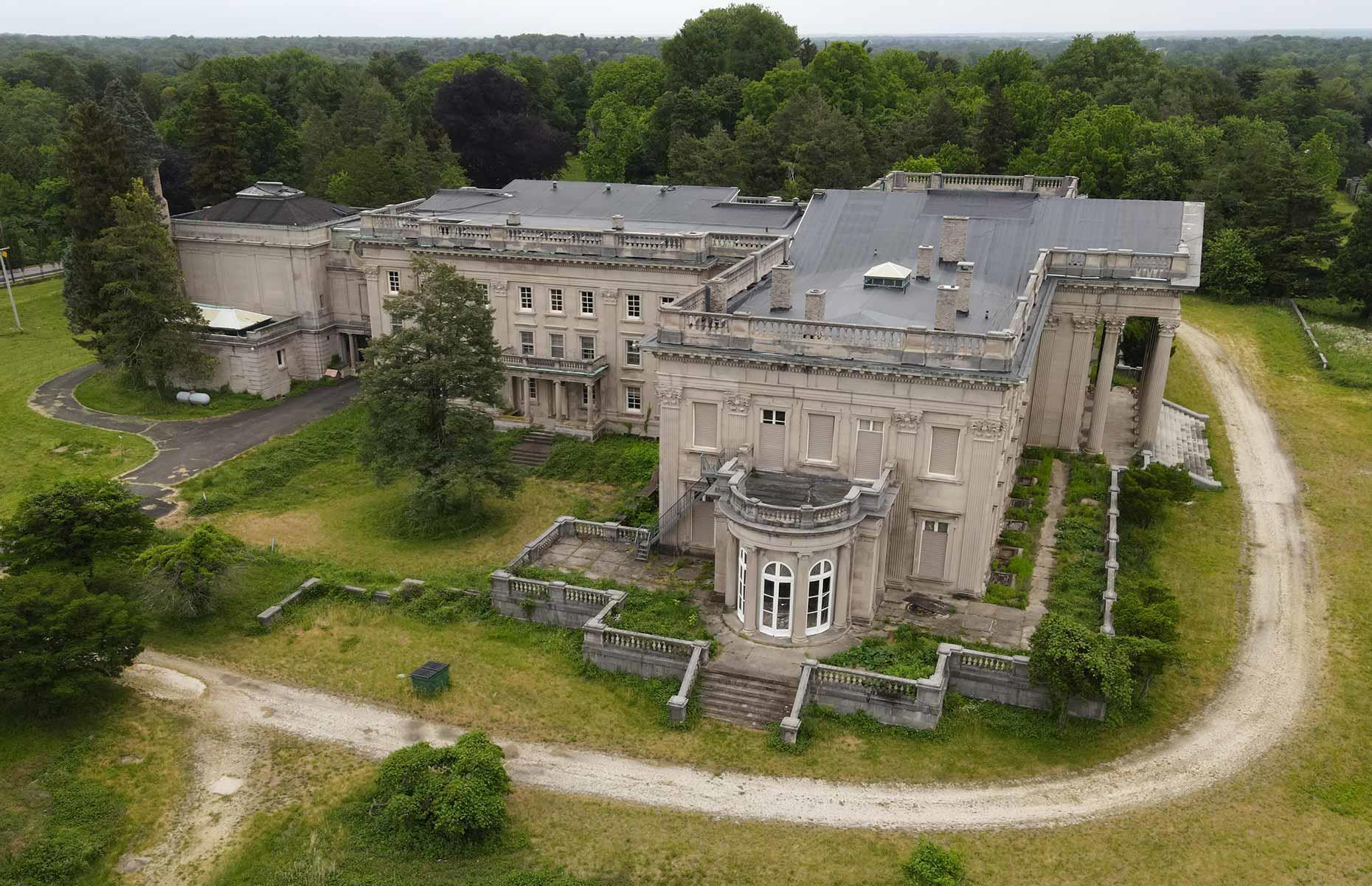 Lynnewood Hall, Pennsylvania: 100,000 square feet 