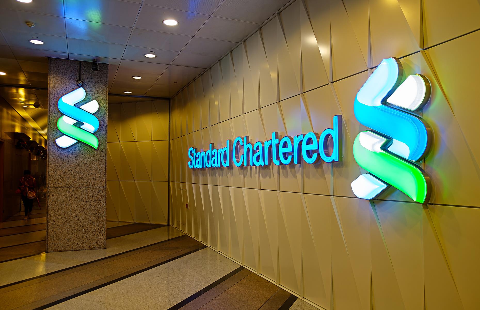 Faller: Standard Chartered 