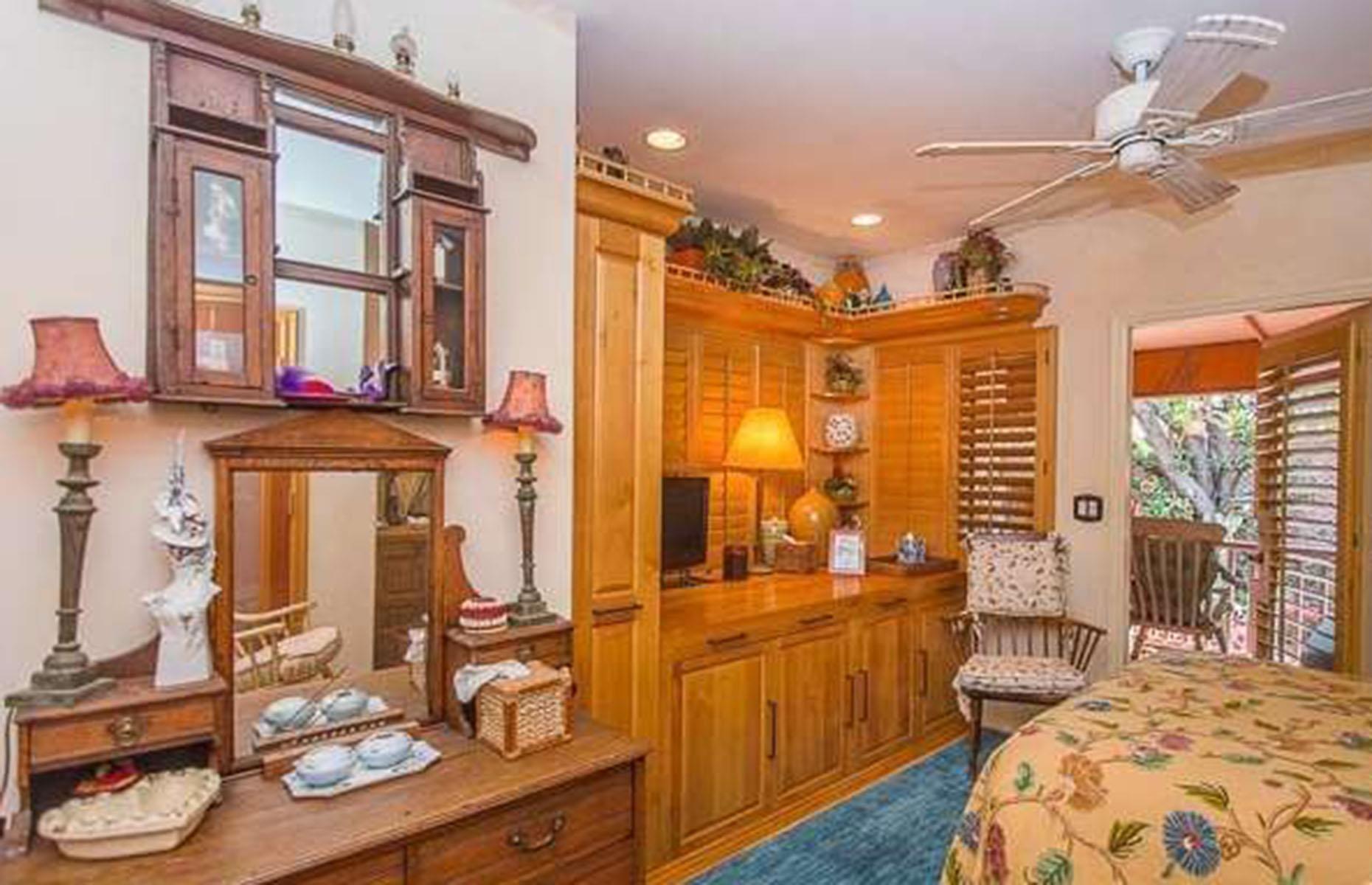Dolly Parton: Bungalow in West Hollywood