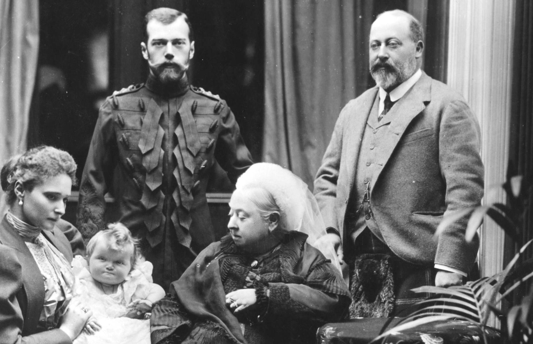 1896: La reina Victoria con el zar y la zarina en Balmoral, Escocia.