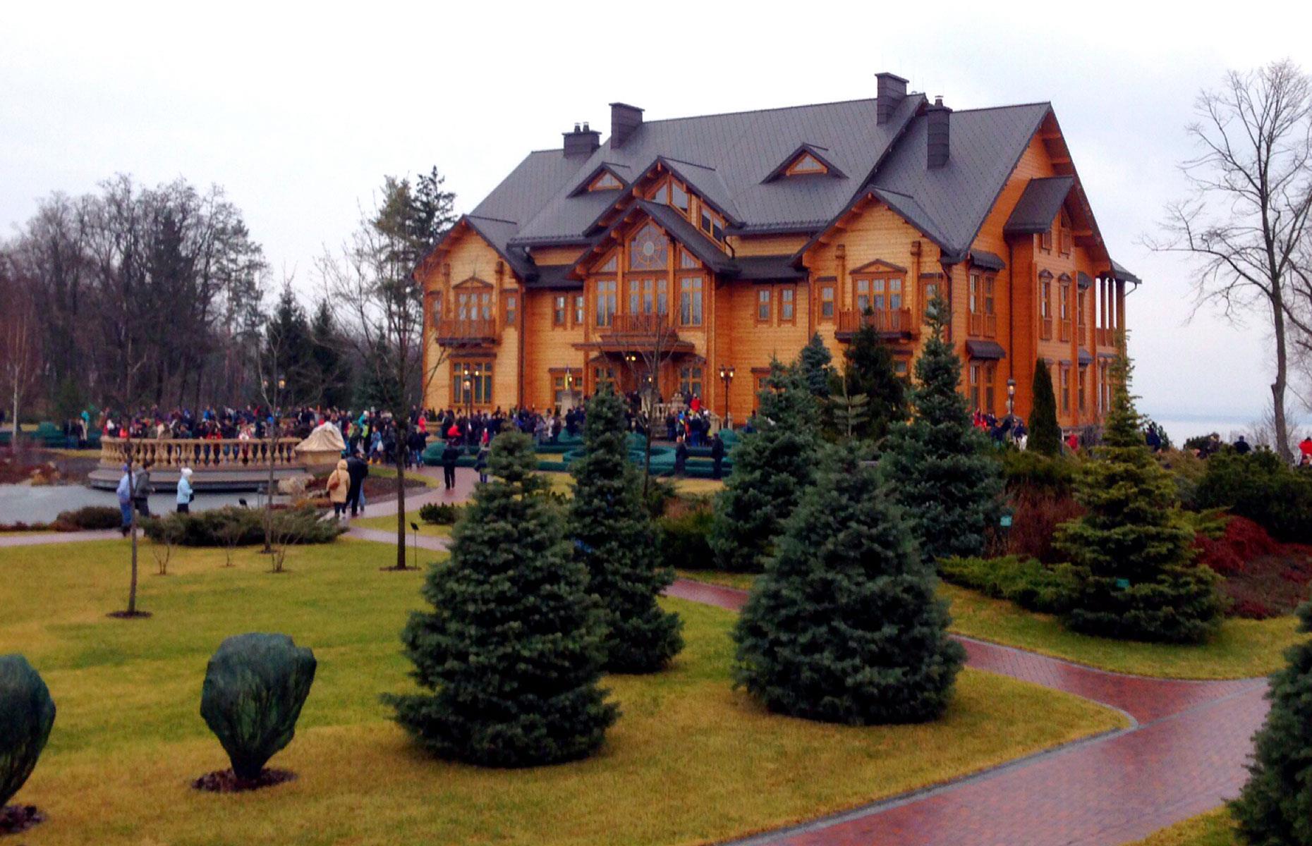 Mezhyhirya Residence, Novi Petrivtsi, Ukraine: Unbelievably expensive abandoned mansions