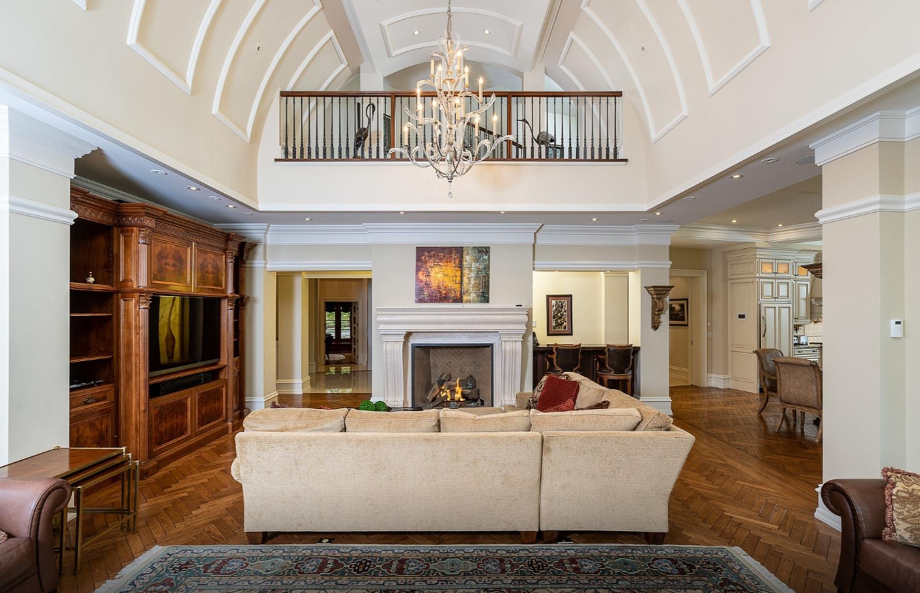 10-acre (4ha) estate: classical design elements