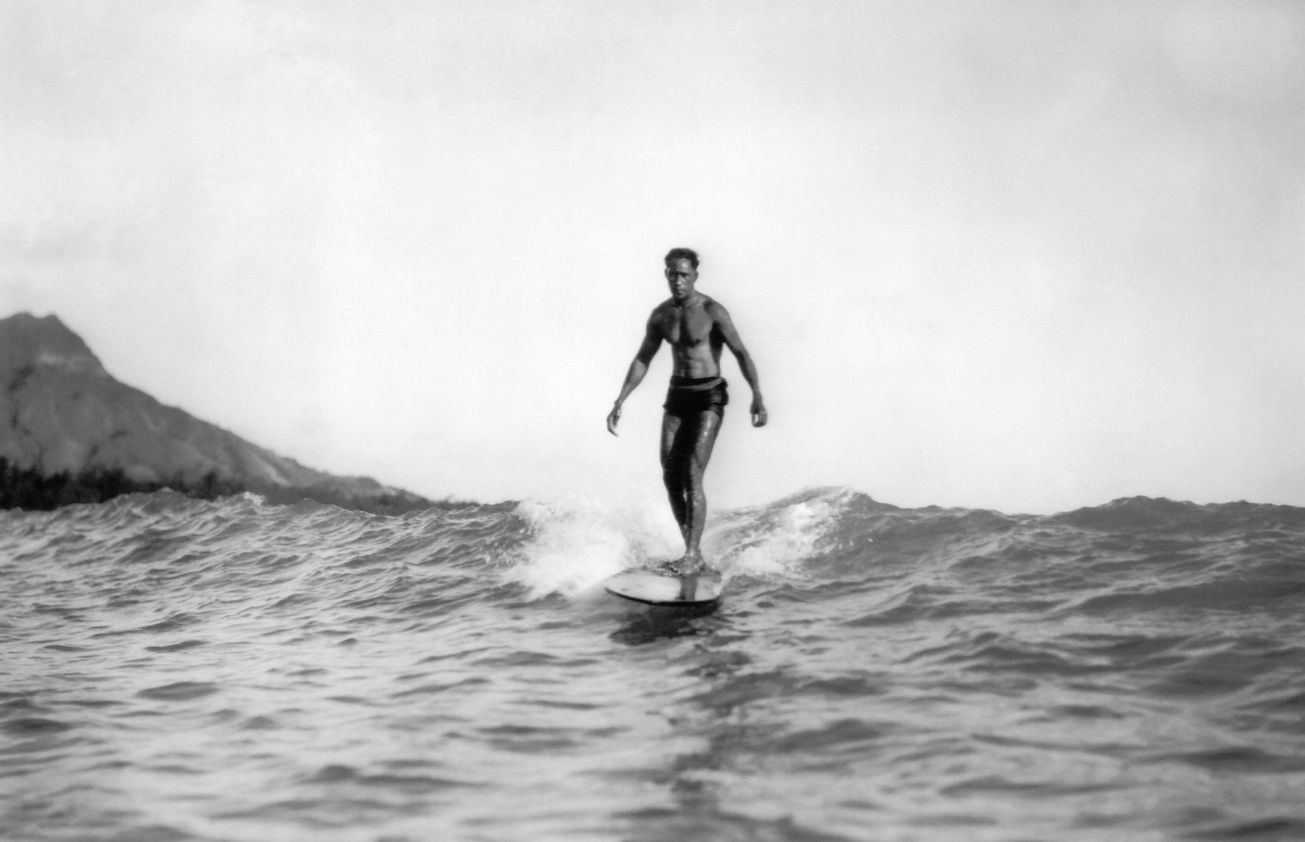 1912: Duke Kahanamoku popularises the sport