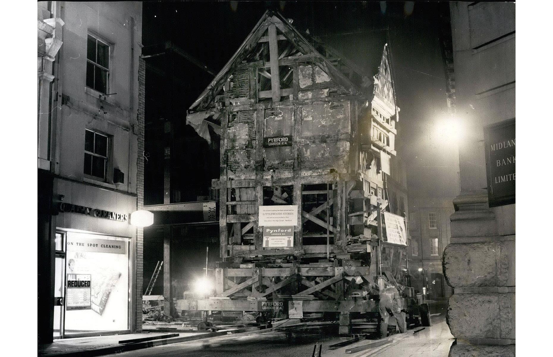 1966: Recogiendo y trasladando una casa histórica