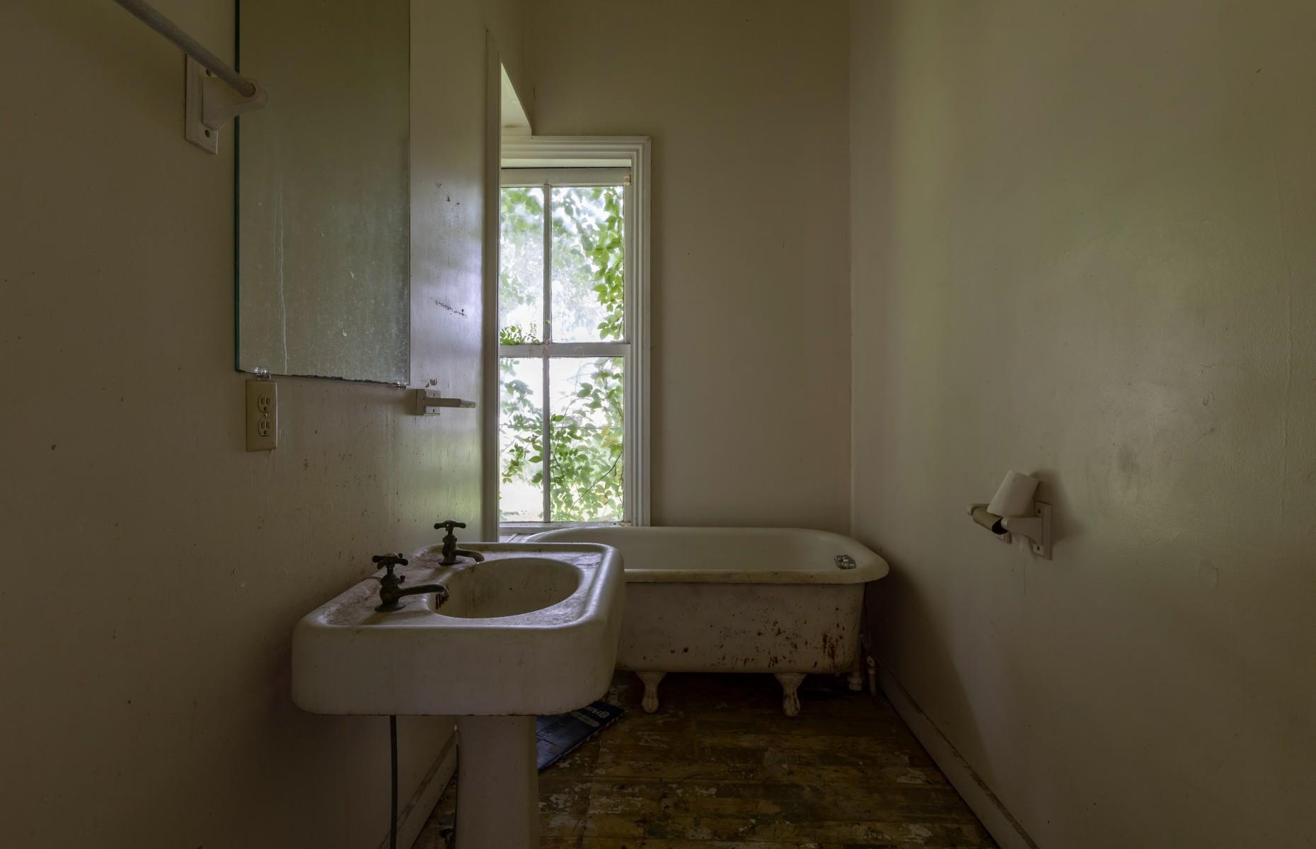 Rundown bathroom