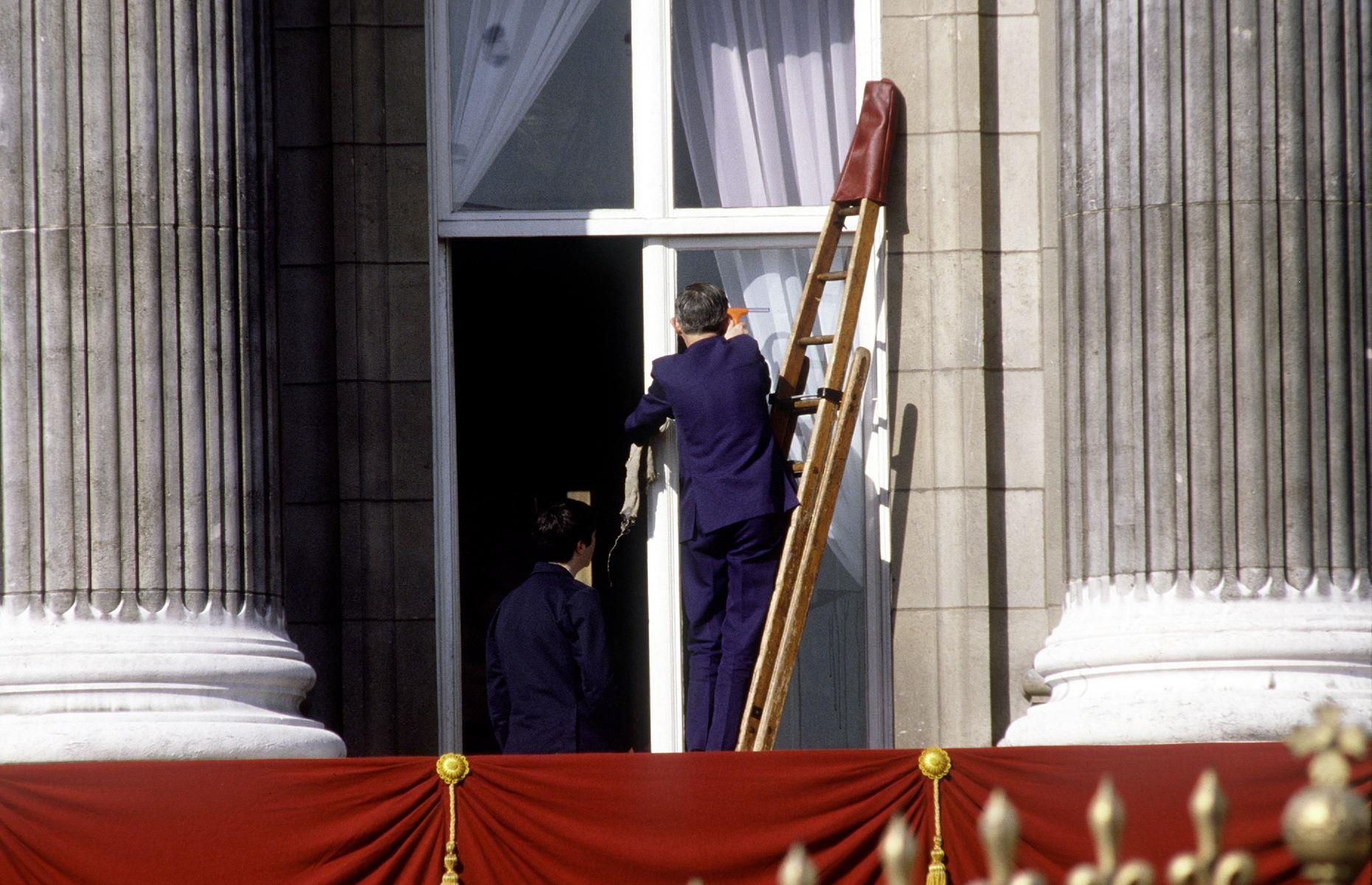Cleaning windows