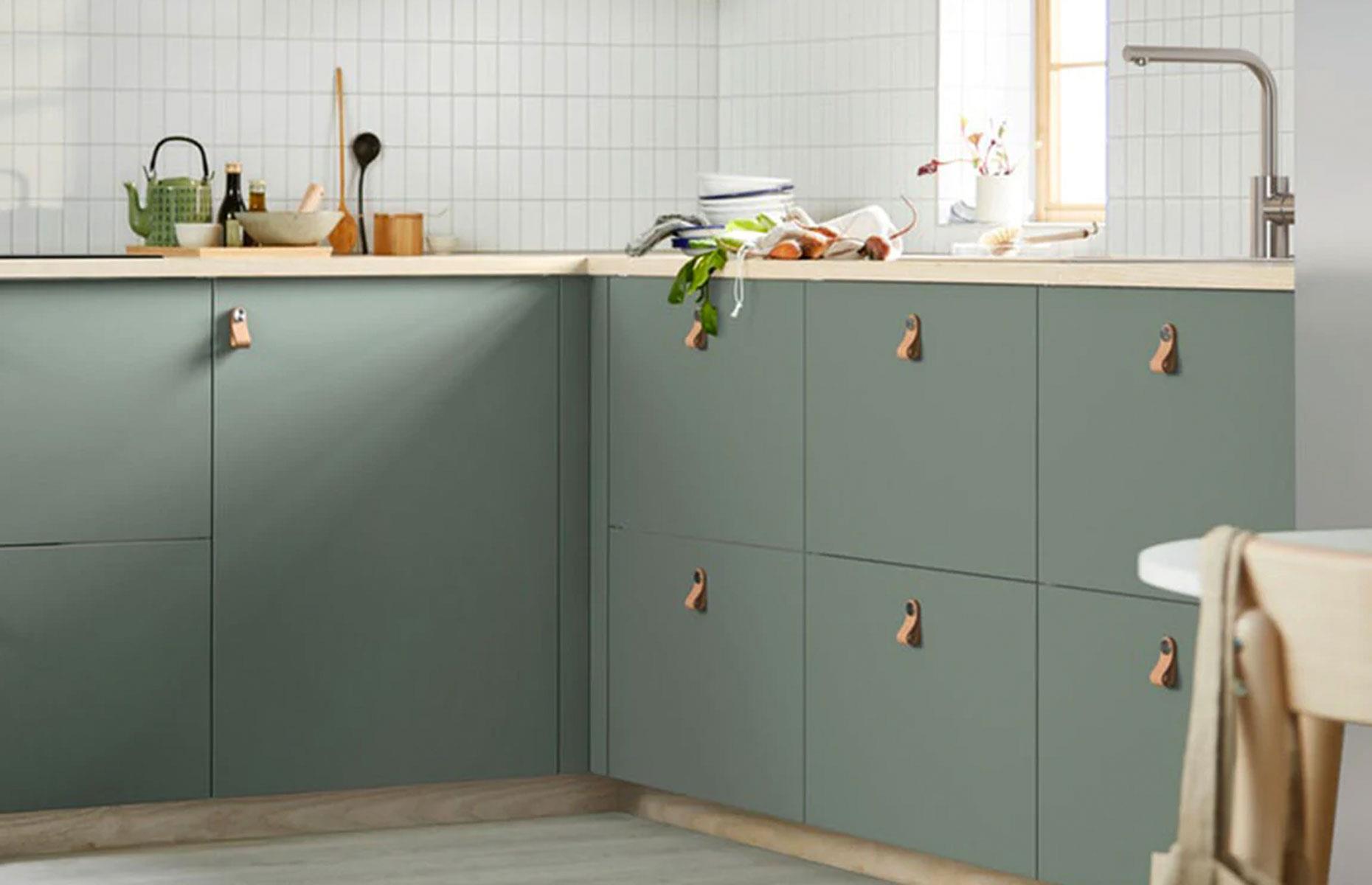 Switch cupboard handles