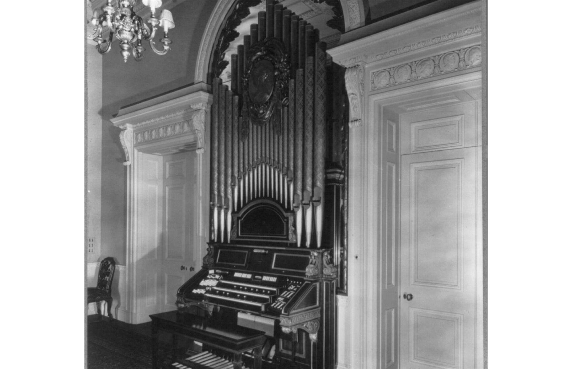 1922: an elegant organ