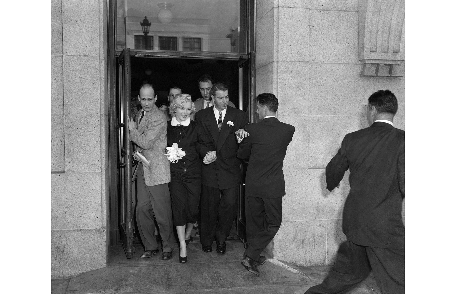 1954: Marilyn Monroe marries Joe DiMaggio