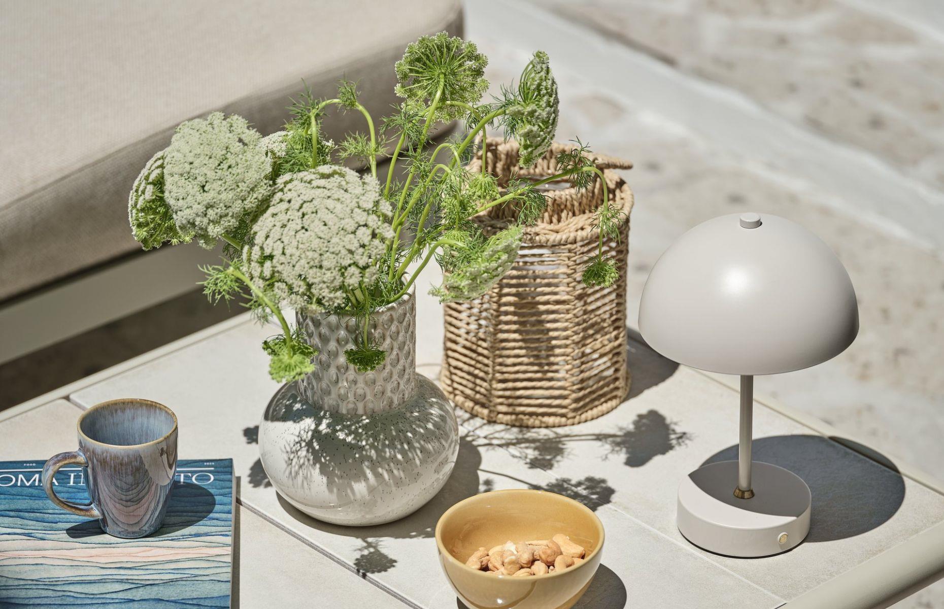 Carry in a table lamp