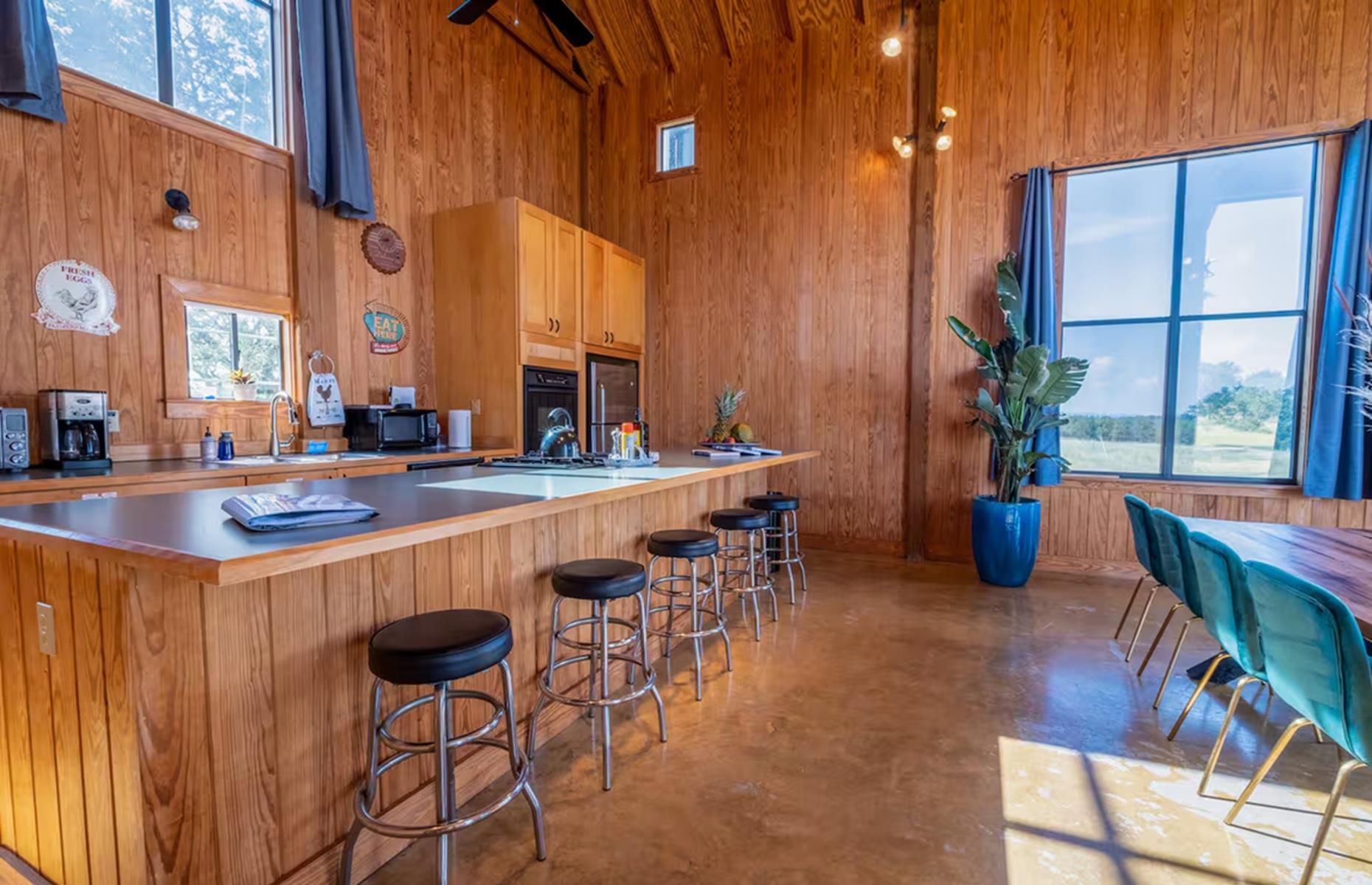 Barn on 60-acre (24ha) ranch: countryside views
