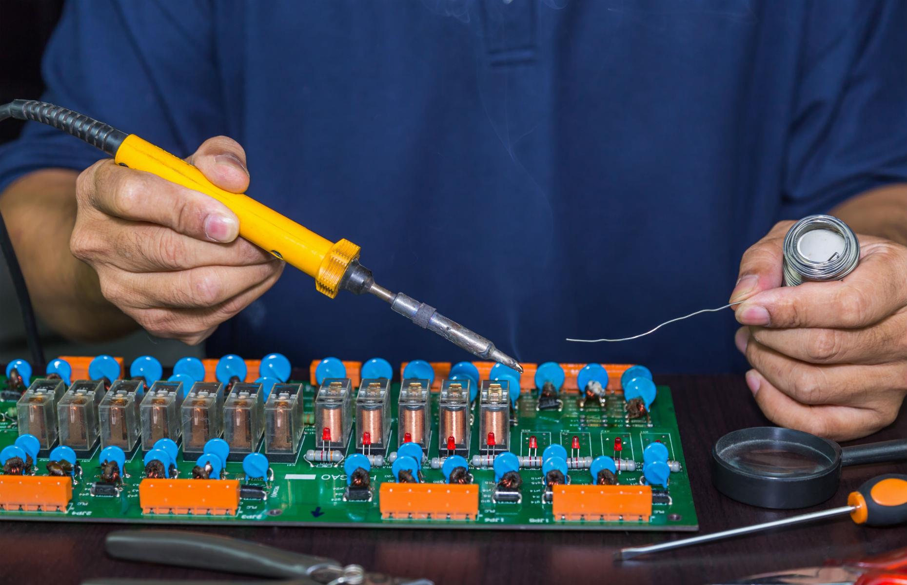 21) Electronics engineers £46,511
