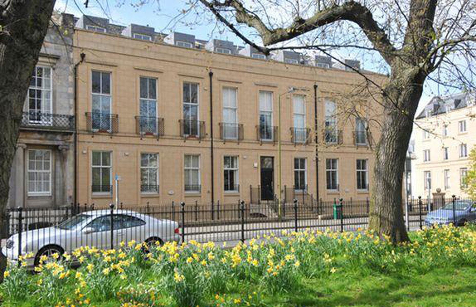 2. Mid-range: Hopetoun Garden Apartment, Edinburgh, UK