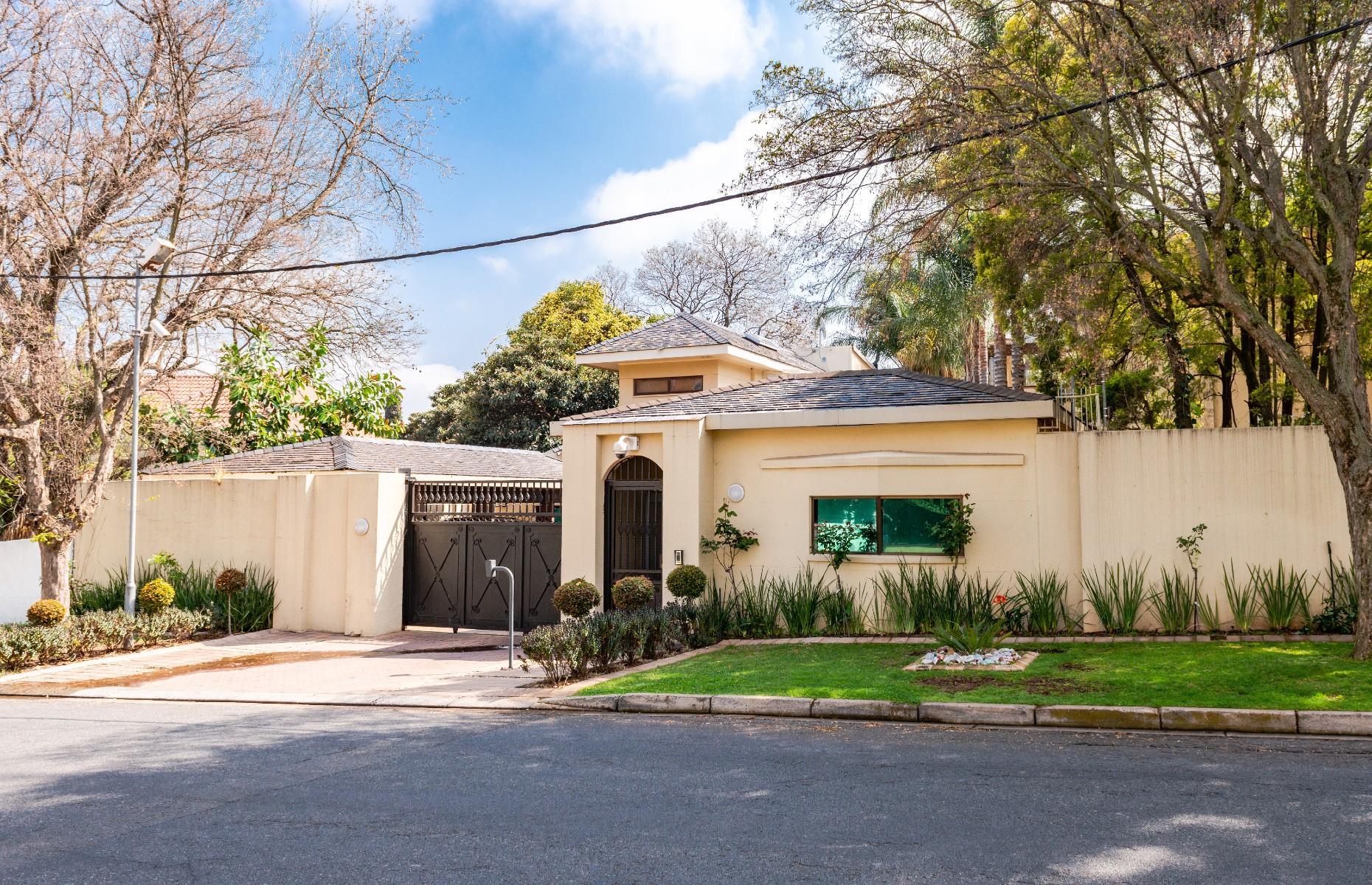 Johannesburg, South Africa: wealthy suburbs 