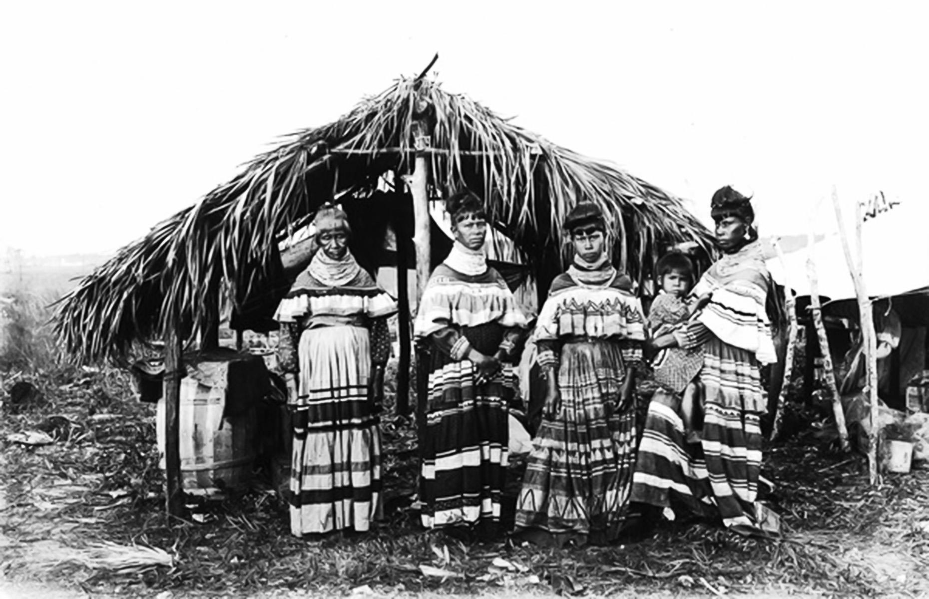 1916: a Seminole family poses for a portrait