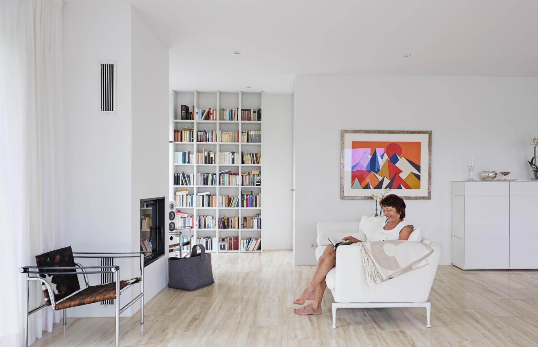 Modern timber house: sleek and minimalist