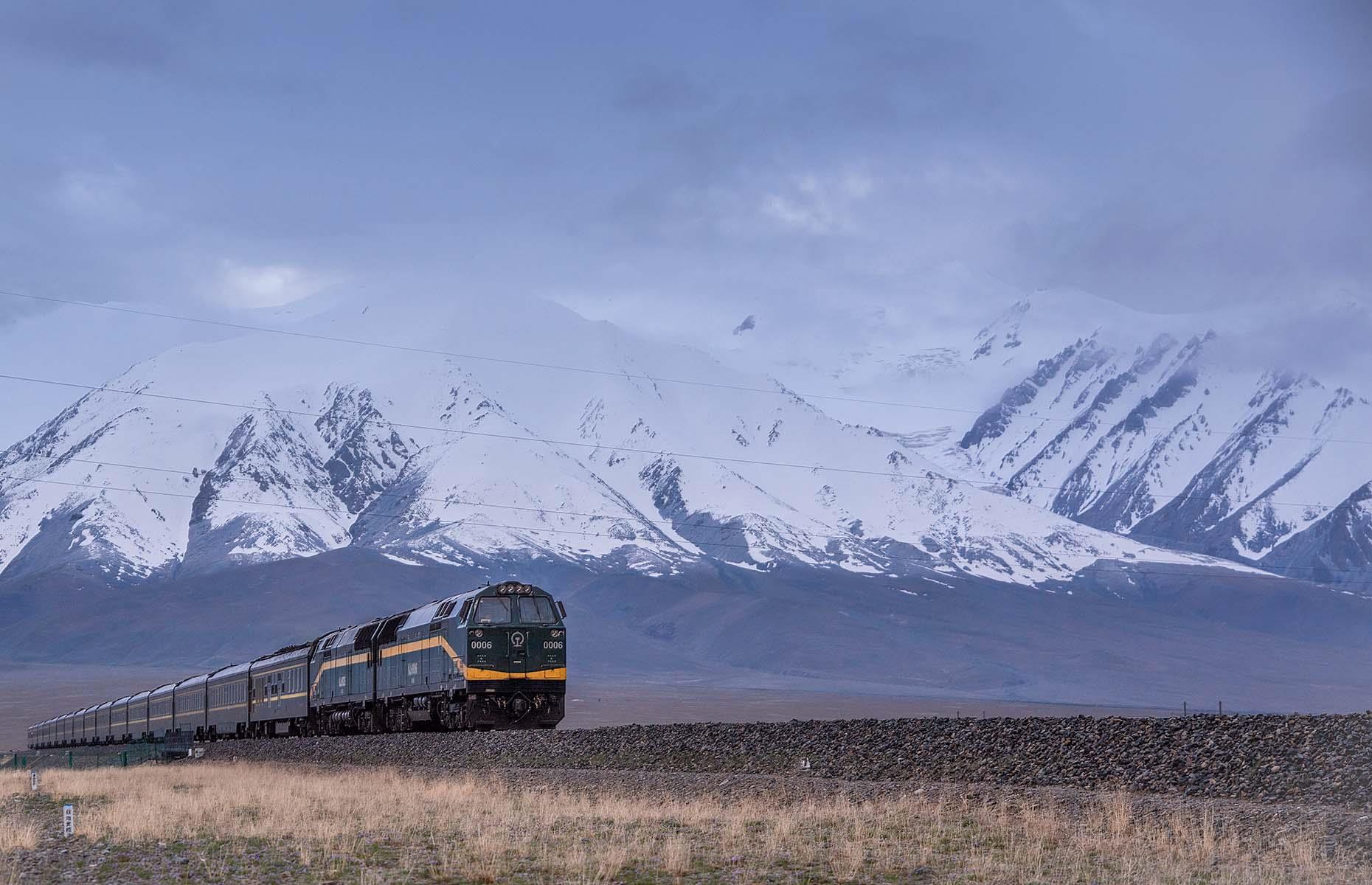 23. Qinghai–Tibet railway, China