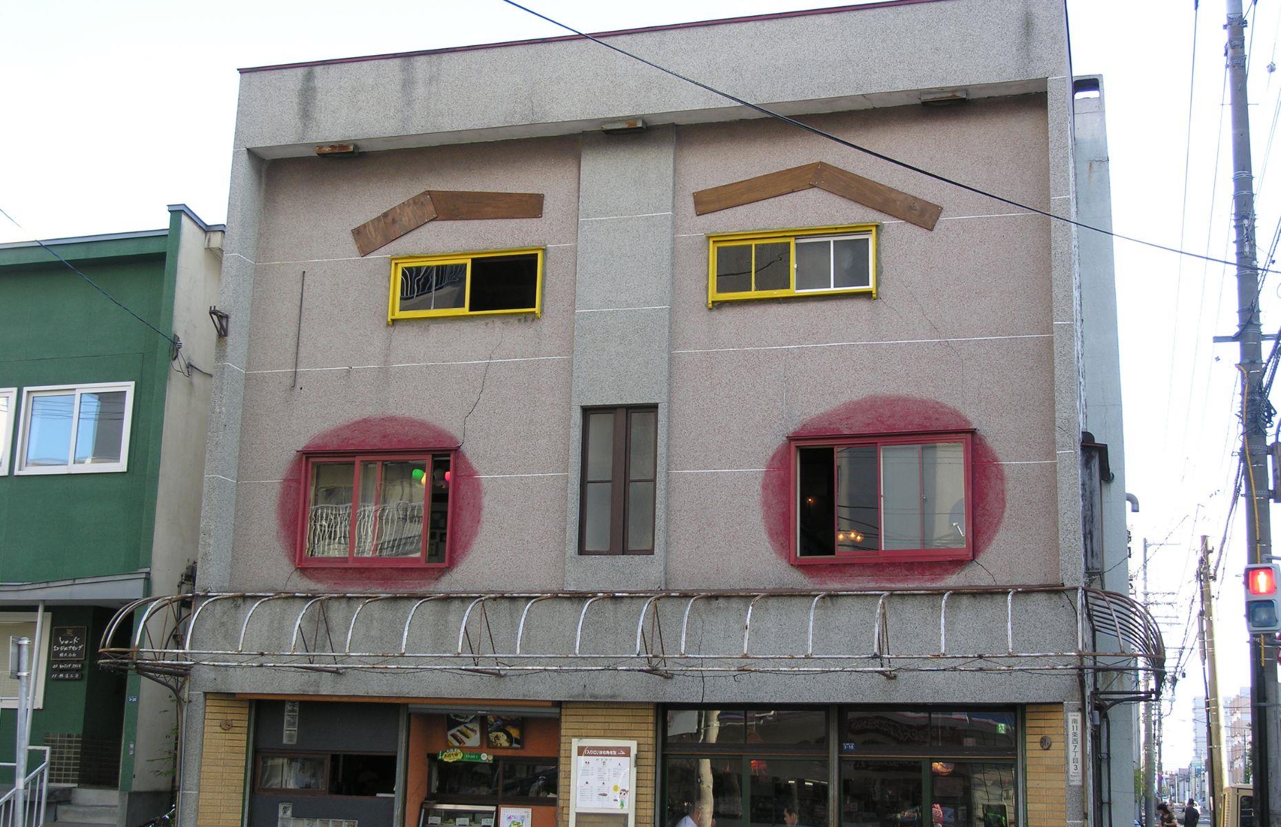 Casa de mejillas rosadas, Japón