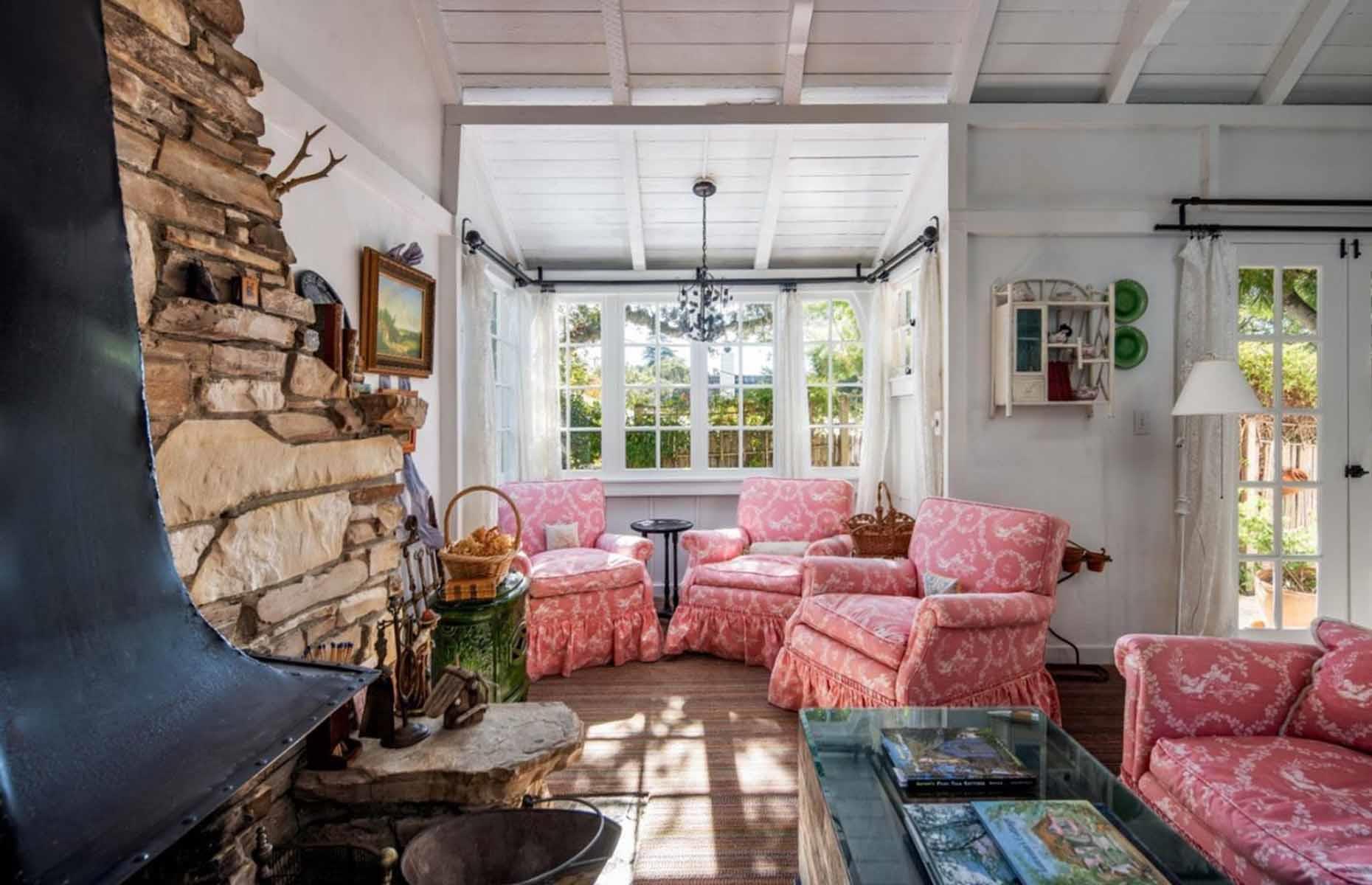 Enchanting cottage, California, USA