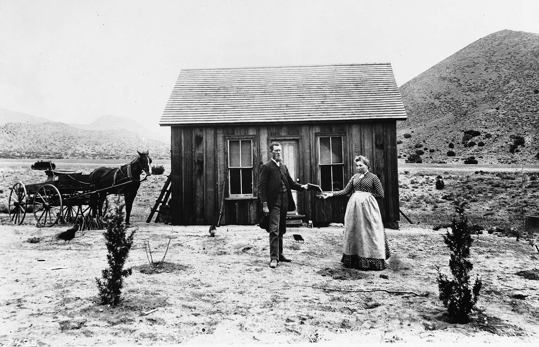 Una colonizadora que recibe la propiedad de su tierra, California, 1895