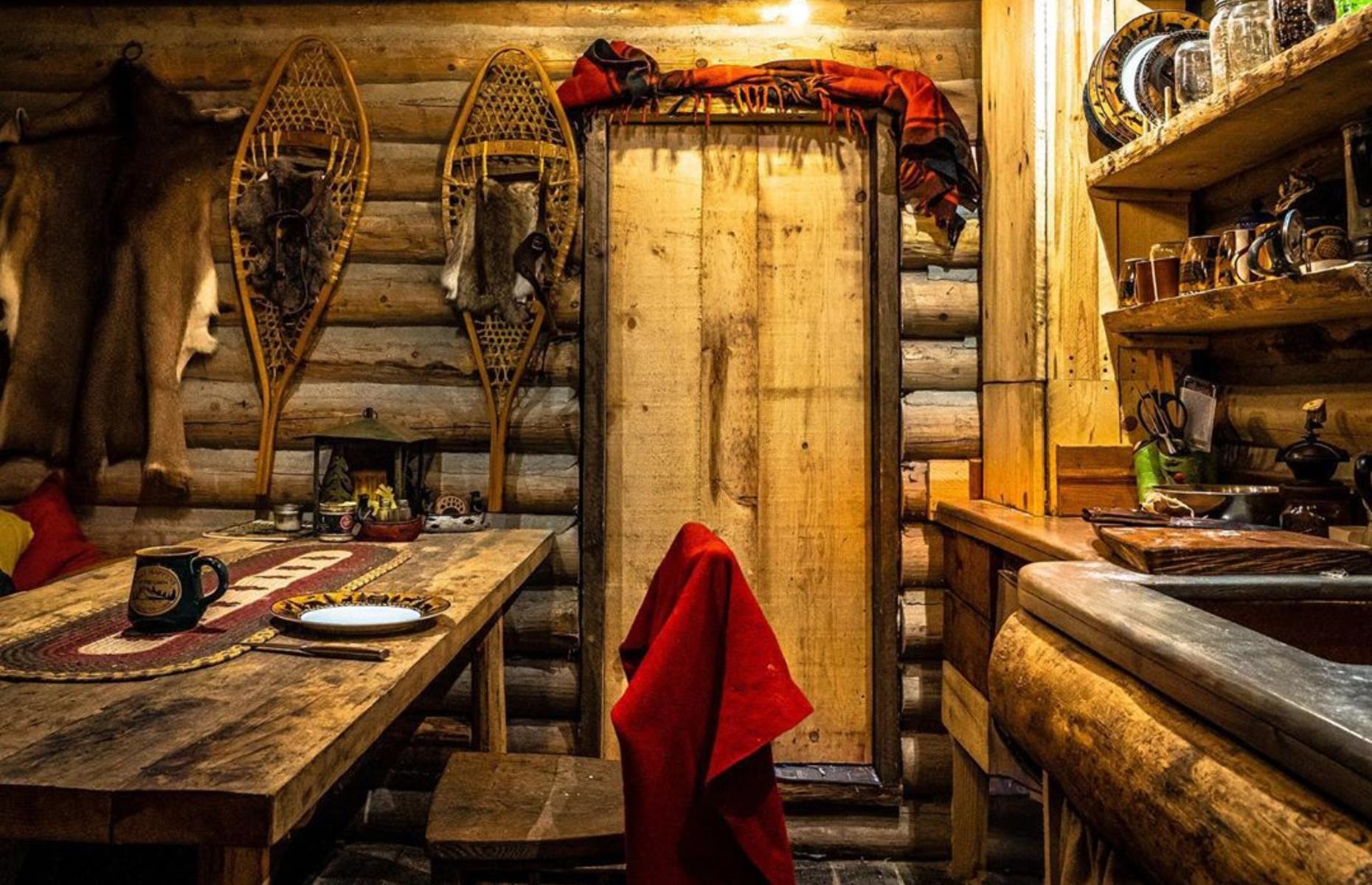 Una cabaña de madera autosuficiente en la naturaleza canadiense