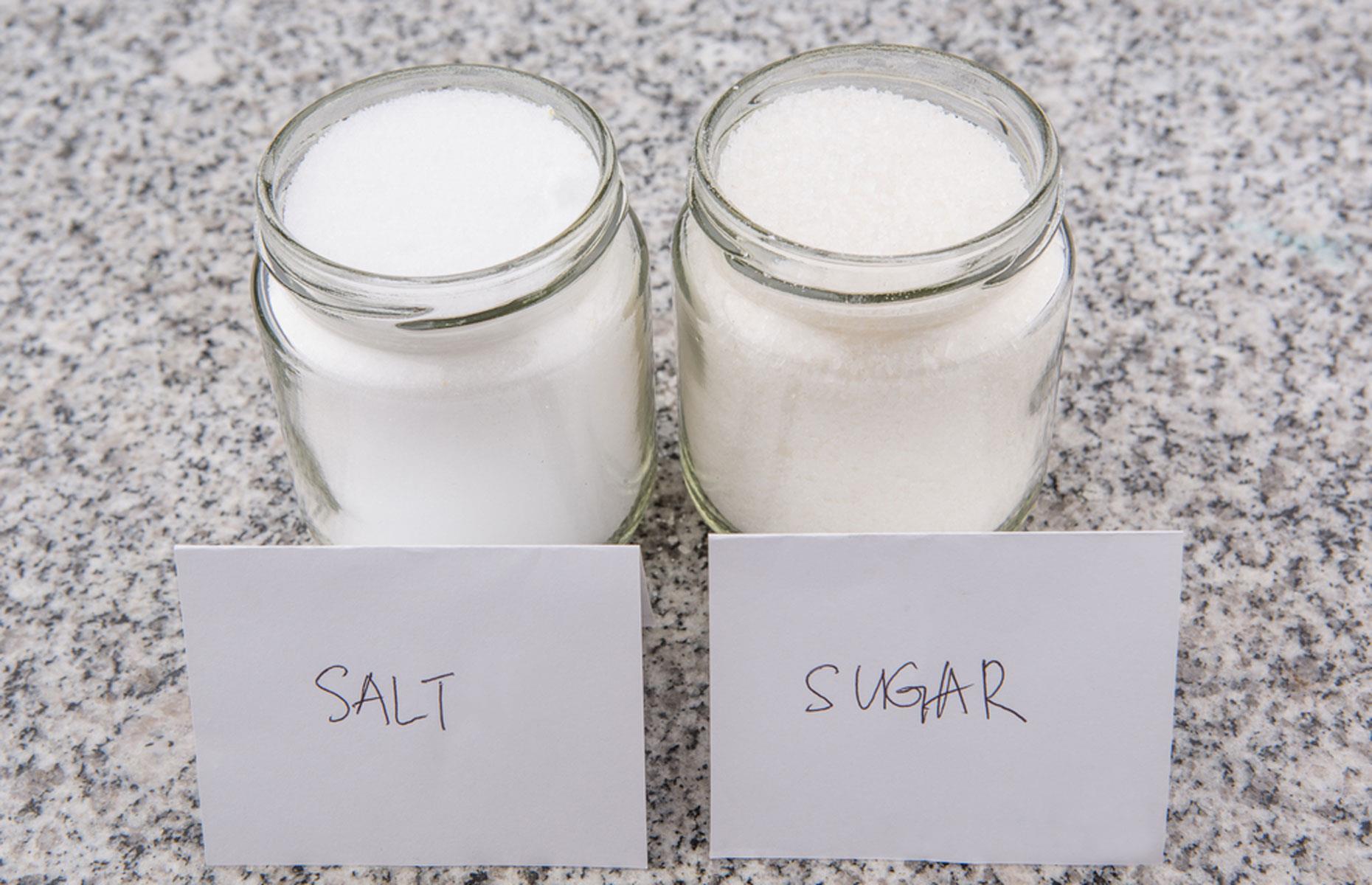 Г сахар 5 г соль. Соль и сахар. Перепутать соль с сахаром. Соль и сахар картинки. Для сахара и соли.
